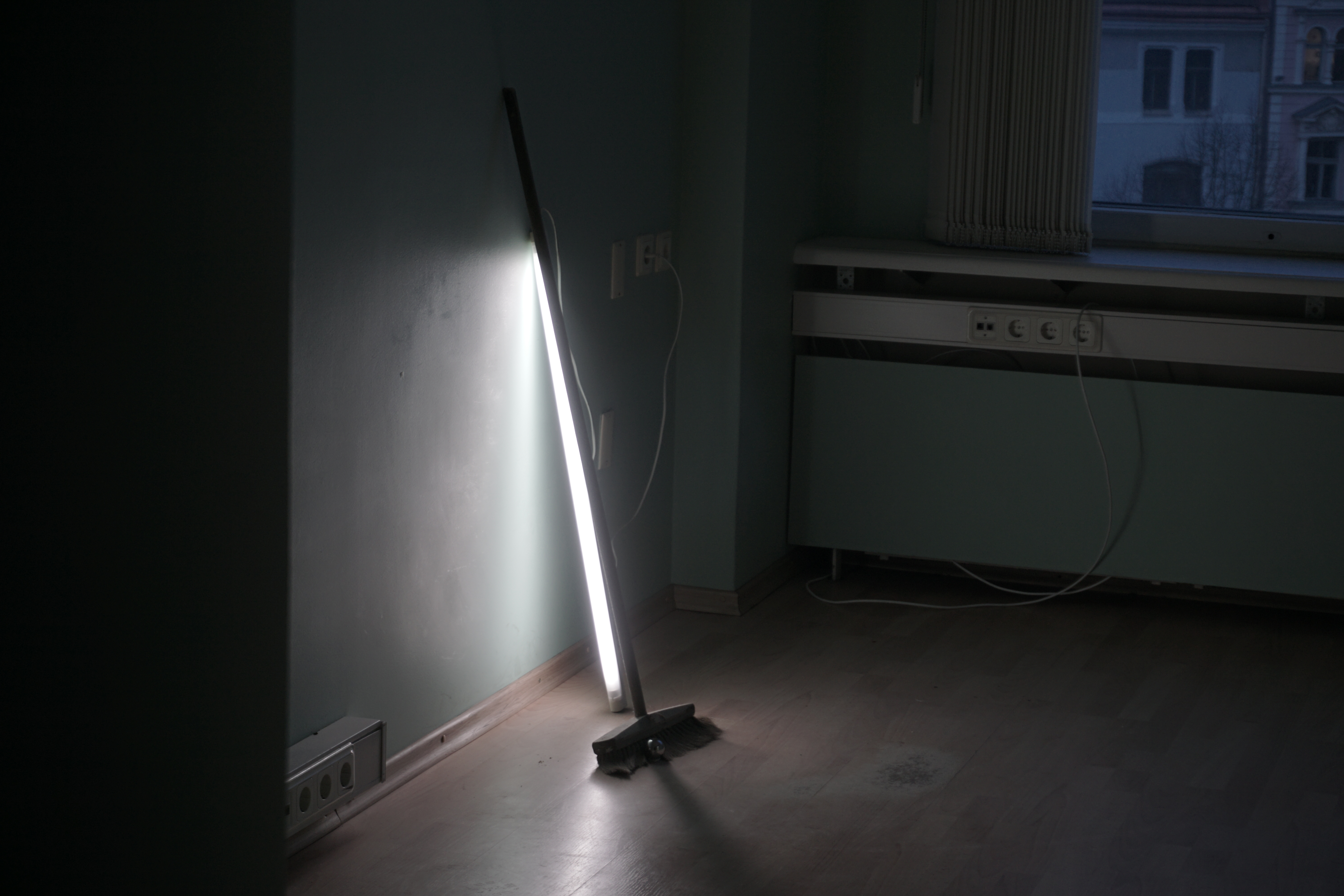 Kristaps Freimanis & Laima Daberte Variācijas ar slotu 1 (2023) slotas, gaisma, tērauds Foto Kristaps Freimanis