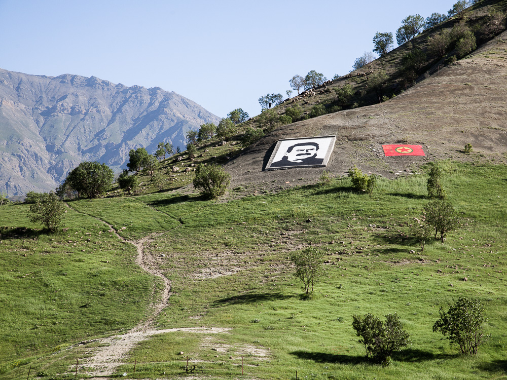 Qandil, kurdistan. A l'entr&eacute;e de la montagne, un grand portrait du leader du PKK Abdullah Ocalan et un drapeau &agrave; flanc de montagne.