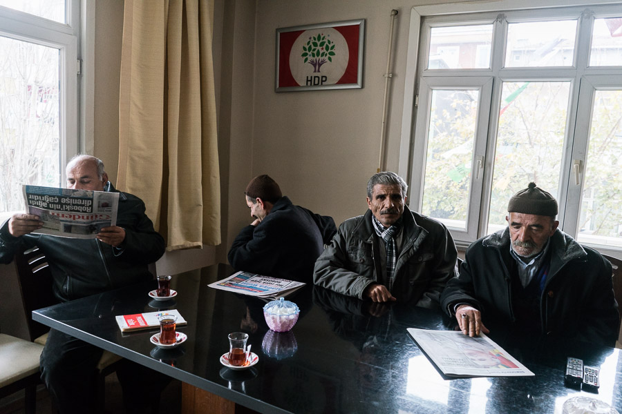 Istanbul, quartier de Bayramtepe. Le si&egrave;ge du HDP est &eacute;galement un lieu social o&ugrave; les habitants viennent discuter, mais aussi r&eacute;gler leurs probl&egrave;mes de voisinage, notamment en ce qui concerne la cohabitation en r&eacute;fugi&eacute;s et habitants.