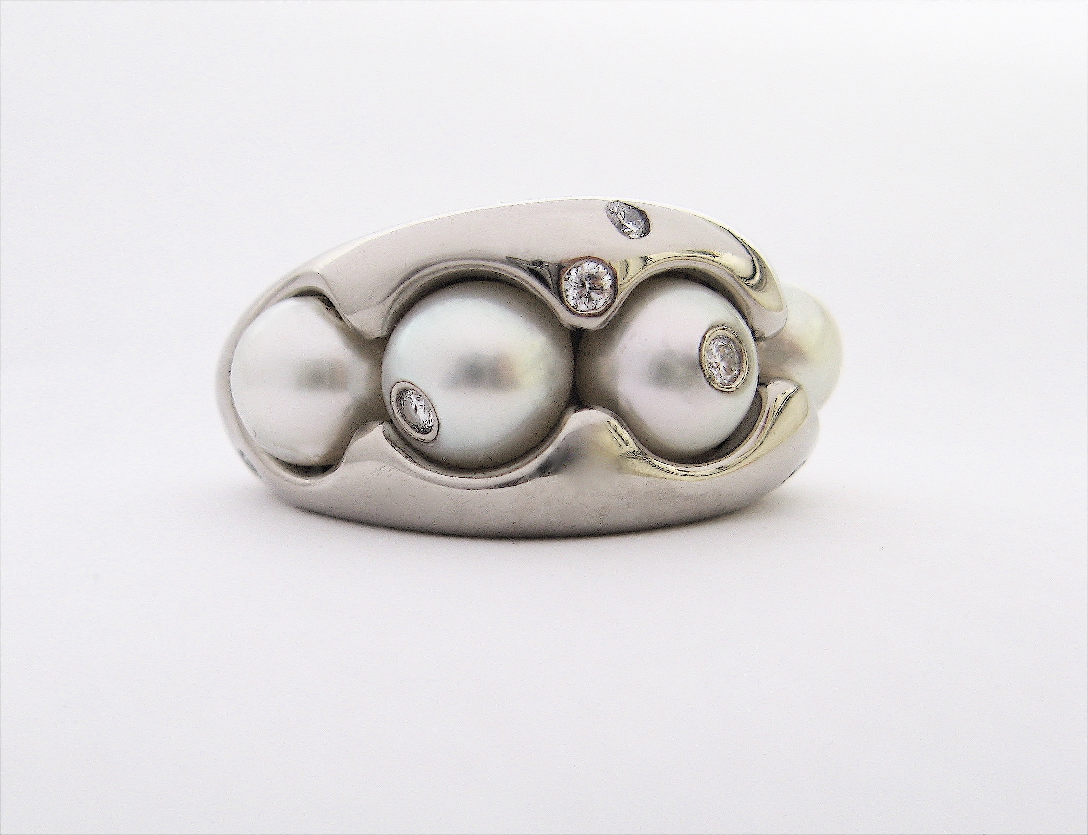 VALVE . 18K WG . PERLEN . BRILLANTEN . PAA