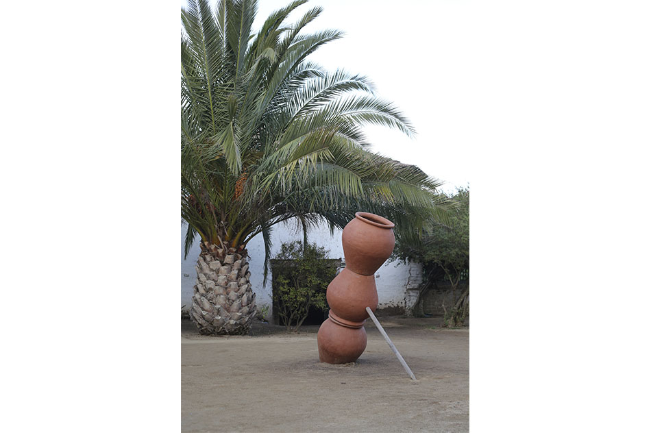 Miguel SotoDe los Bienes y de su dominio, posesión, uso y goce (infinito), 2018Escultura. Tres jarrones de greda y acero, montados sobre cimientos de hormigón300 x 72 x 120 cm