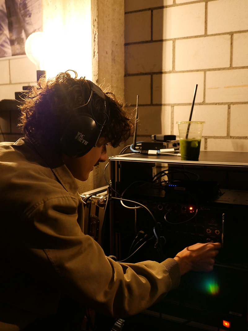 Seine technischen Kenntnisse erlangte er durch seine Ausbildung zum Sounddesigner.