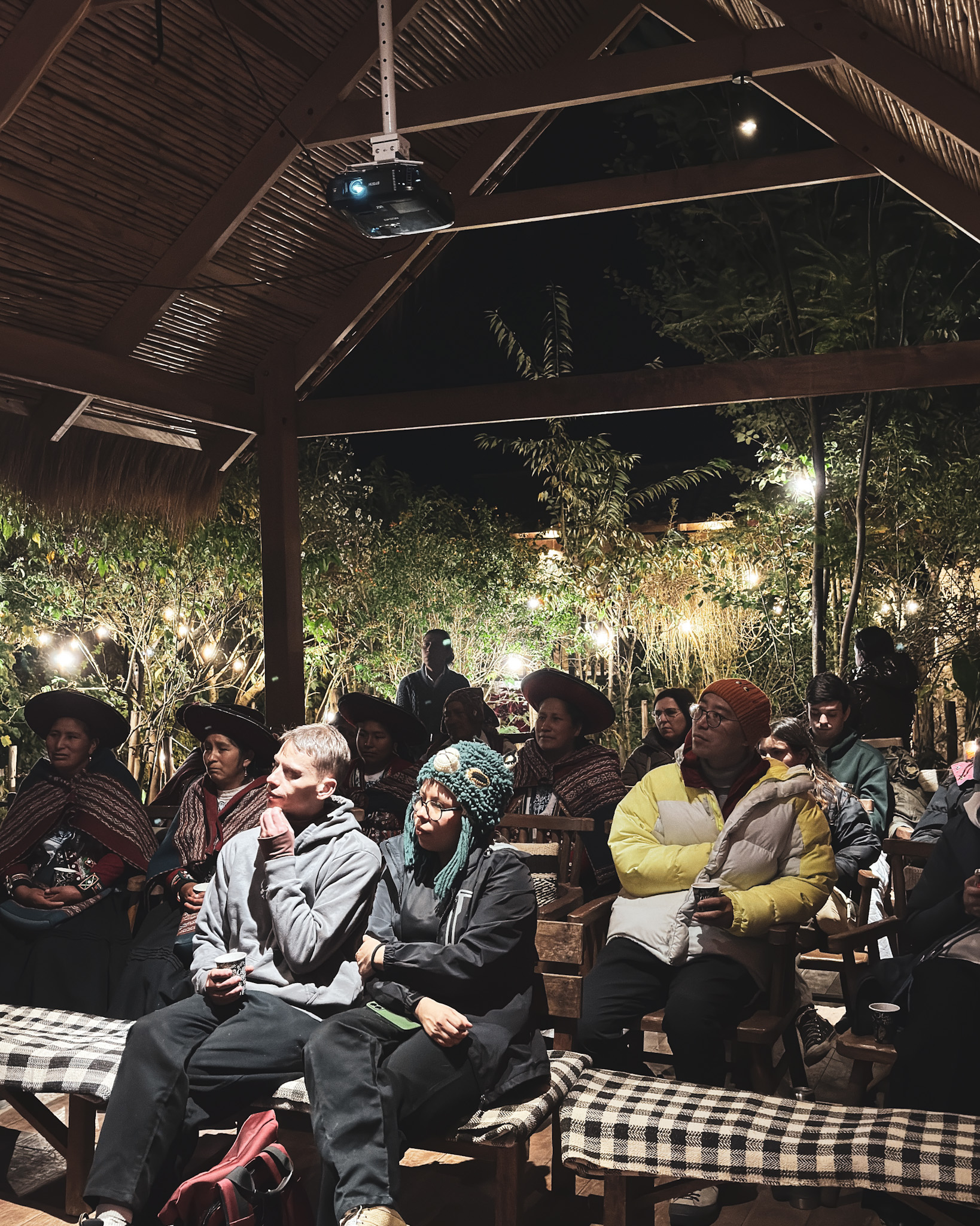 “500 Trazos” en ALQA – Museo de Arte Popular Andino, Ollantaytambo, Cusco: encuentro intercultural entre Perú y China con la participación del artista Wu Jian’an, mostrando procesos de creación colectiva, gestos espontáneos y trazos realizados por comunidades del Valle Sagrado que dieron origen a un mural monumental en Pekín. Evento cultural con artistas, mediadores y público local e internacional, celebrado en ALQA como espacio de diálogo, territorio y memoria visual. / “500 Strokes” at ALQA – Museum of Andean Popular Art, Ollantaytambo, Cusco: an intercultural encounter between Peru and China featuring artist Wu Jian’an, highlighting collective creation processes, spontaneous gestures, and strokes made by Sacred Valley communities that later formed a monumental mural in Beijing. Cultural event gathering artists, mediators, locals and international visitors at ALQA as a space of dialogue, territory, and shared visual memory.