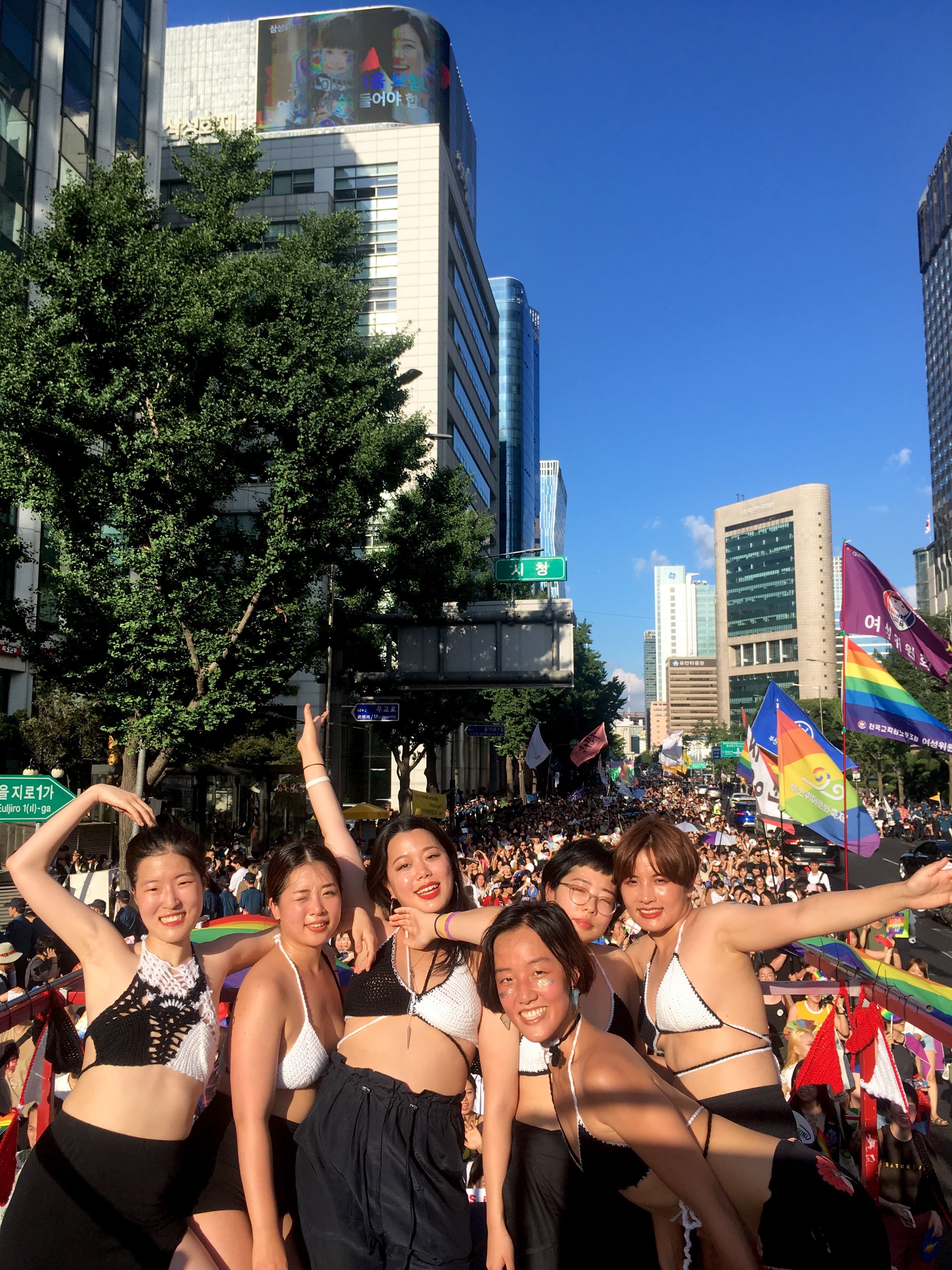 행진 중 페미당당 퀴퍼 트럭 위에서 6명의 페미당당 구성원이 포즈를 취하고 있다.