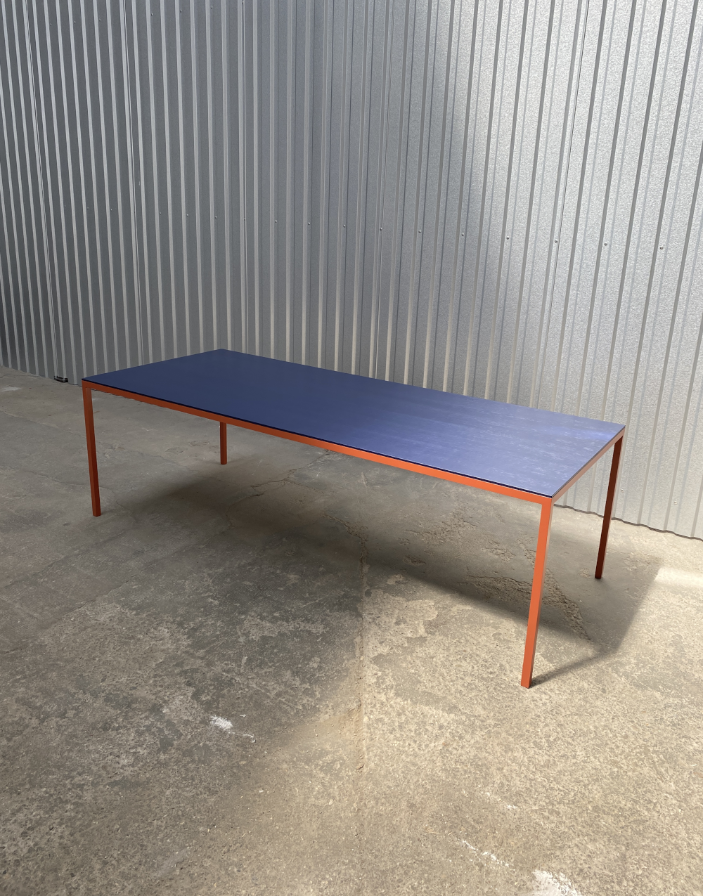  Esstisch TIB in Eiche, blau ge&ouml;lt. Realisiert f&uuml;r Studio Oink.