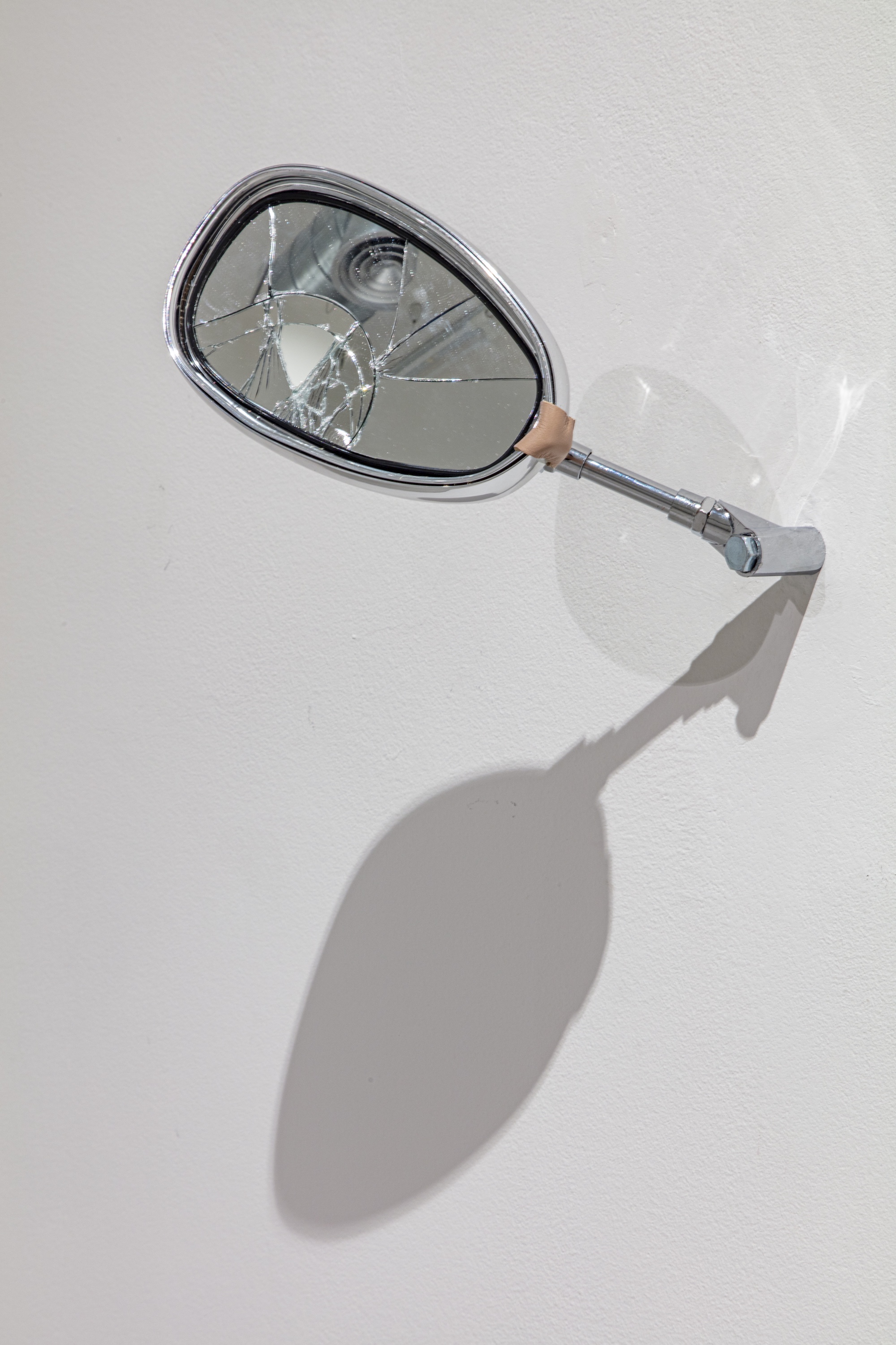 I DID NOT SEE YOU AND YOU DID NOT SEE ME, 2022coppia di specchietti retrovisori per auto rivestiti in pellepair of car rearview mirrors covered in leatherinstallazione dimensioni variabili variable dimensionsed. unica unique work