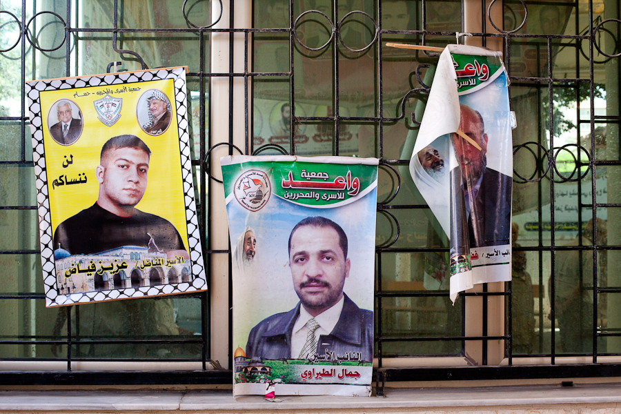 Gaza, été 2012.Tous les lundis à 10h, une manifestation de soutien aux prisonniers est organisée devant les locaux de la Croix Rouge. Les proches de détenus et des anciens prisonniers s'y retrouvent. Le but de cette action est que l'on n'oublie pas les prisonniers palestiniens qui croupissent dans les geôles israéliennes, dans des conditions détestables.