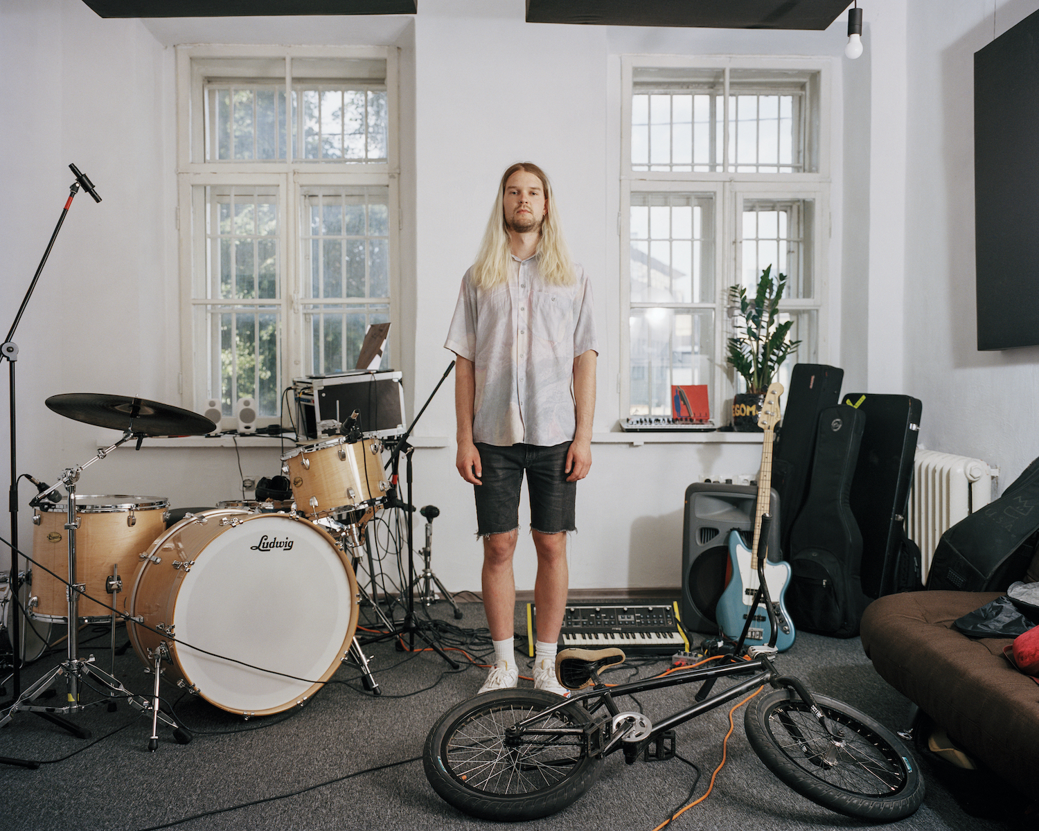 Antanas Jakutis, g. 1994 m. Antanas gimė ir užaugo Klaipėdoje. Baigė Juozo Karoso muzikos mokyklą, fortepijono specialybę ir paauglystėjeatrado BMX dviračių sporto kultūrą. Dabar Antanas yra muzikantas, būgnininkas bei užsiima analogine fotografija ir tapyba. Portretui jis pasirinko savo muzikos Lukiškių kalėjime esančią studiją, kurioje kartu su kitais dviem klaipėdiečiais Karoliu ir Tomu subūrę grupę "Egomašina" įrašinėja muziką. Antanas mano, kad, kai žmoniją supa dideli informacijos kiekiai bei socialinių tinklų formuojamas įvaizdžio kultas, menas gali gydyti bei ugdyti jaunąją kartą.