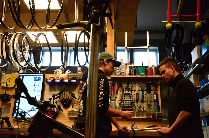 Luca holt sich bei schwierigen F&auml;llen auch gerne mal Hilfe bei seinem Kollegen Miro.