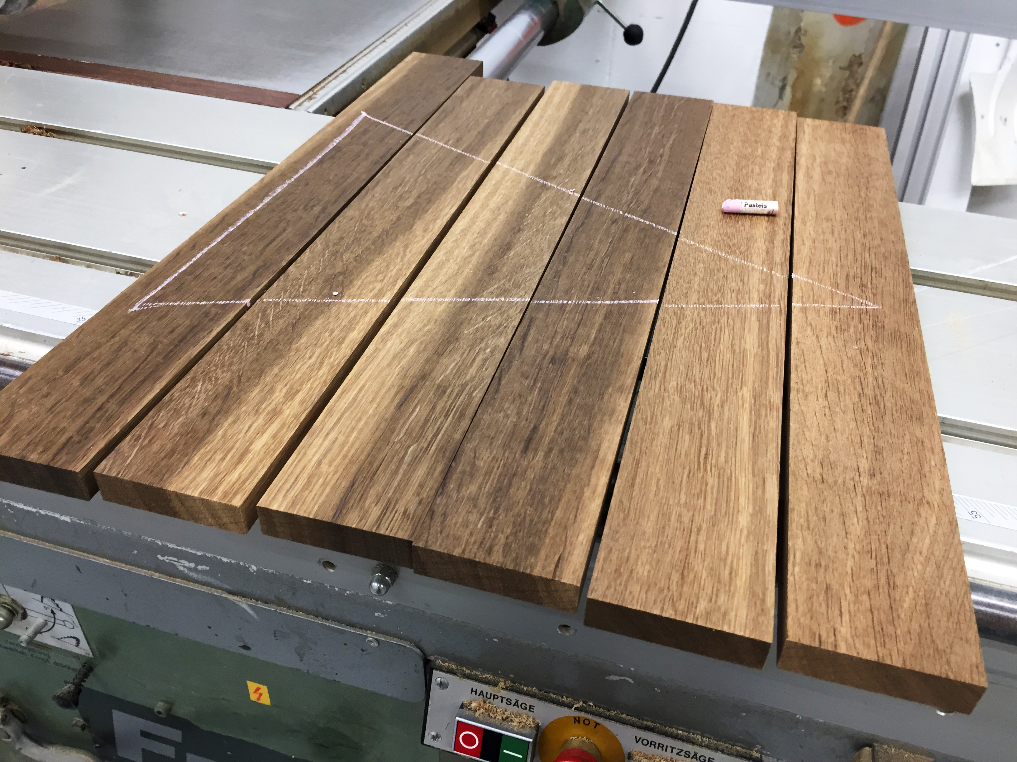 Die fertig gerichteten Kanthölzer werden unter Berücksichtigung der Arbeit des Holzes und nach Optik für die Herstellung der Möbel-Seiten und -Böden sortiert.