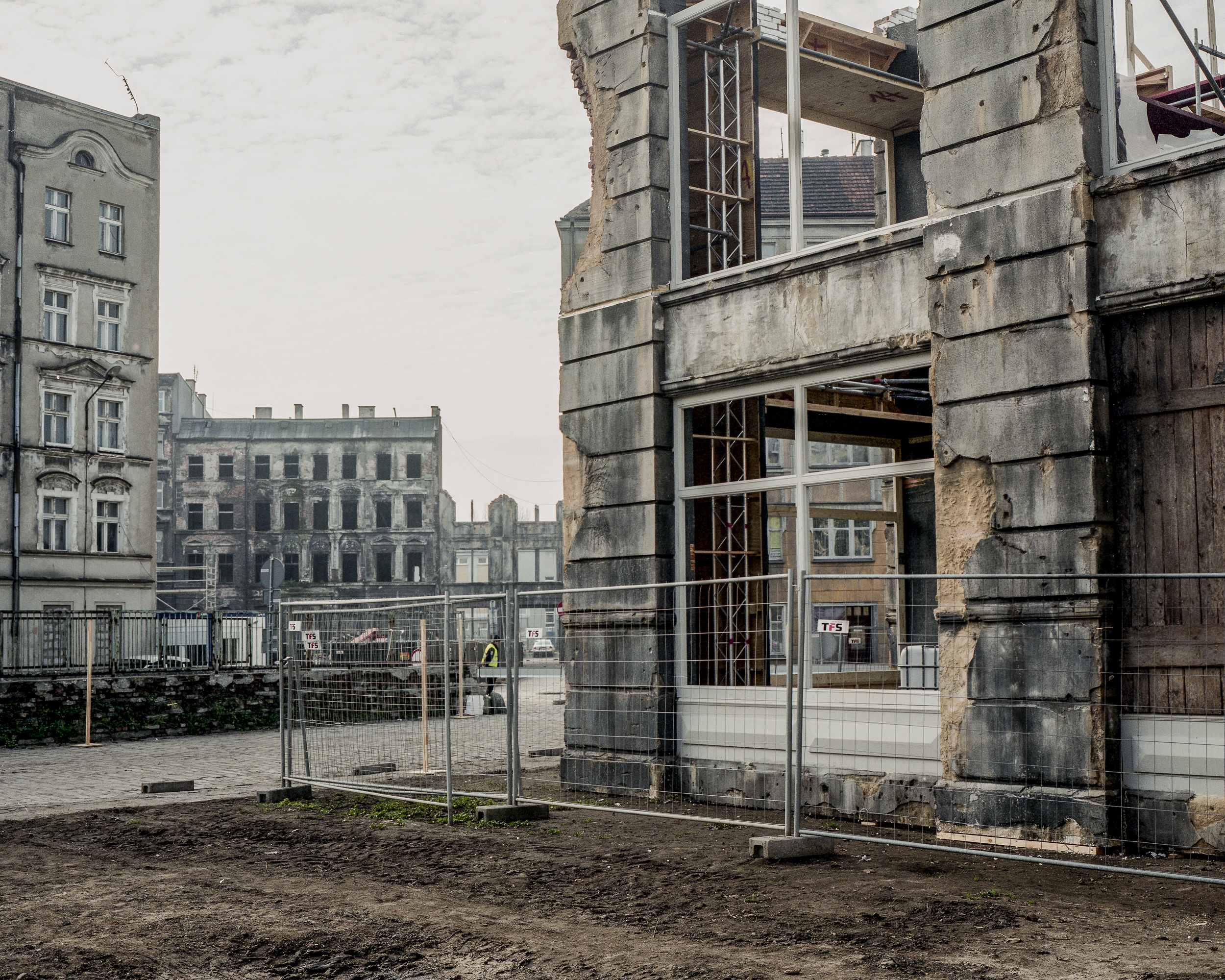 Nadodrze, a district of Wrocław relatively lightly damaged during the war, plays a role in films depicting Berlin immediately after the war. Here, a mixture of scenery and real housing, as the setting for the film “Bridge of Spies.”