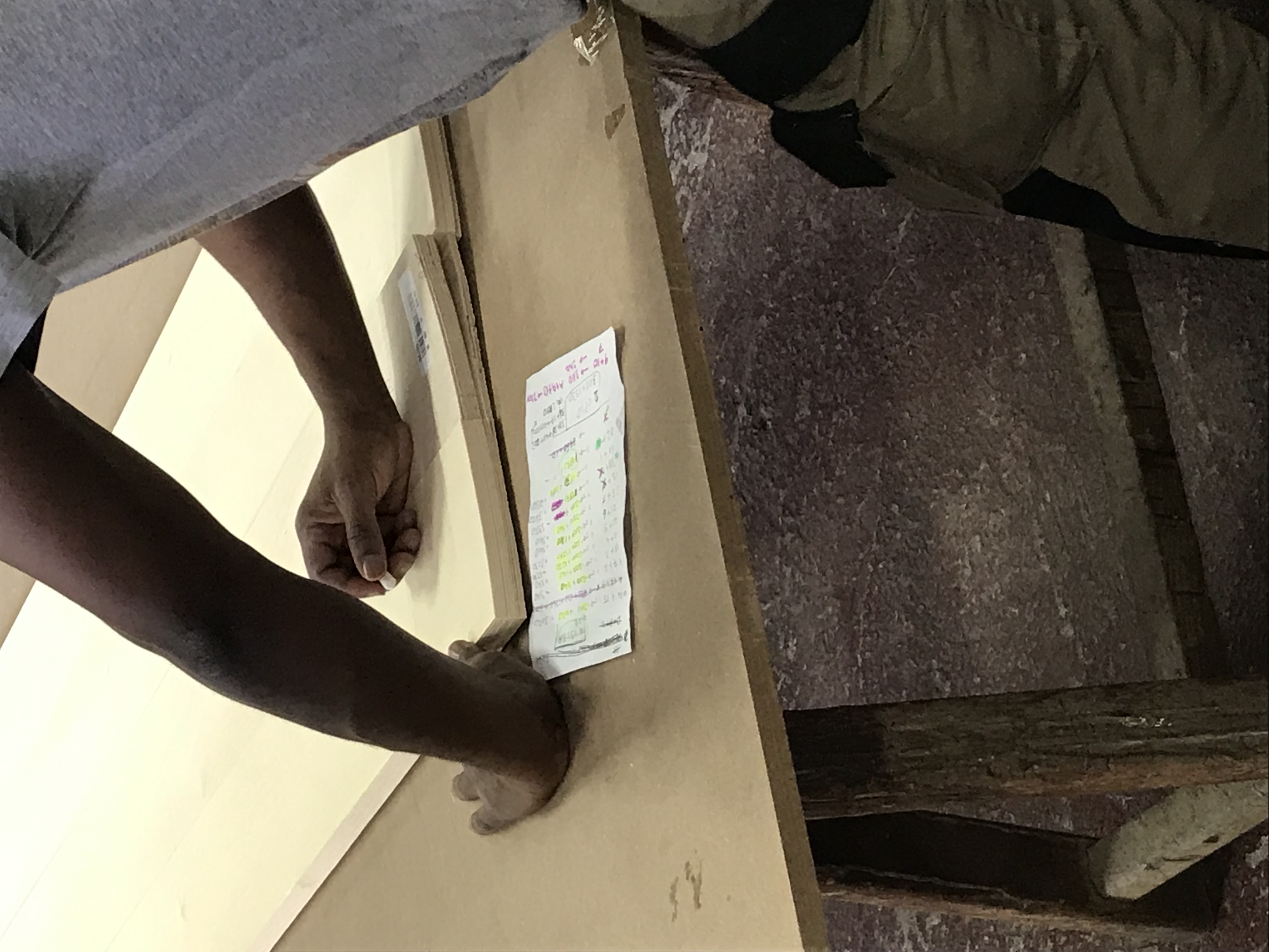 L'ébéniste sélectionne les plaques et leur répartition 