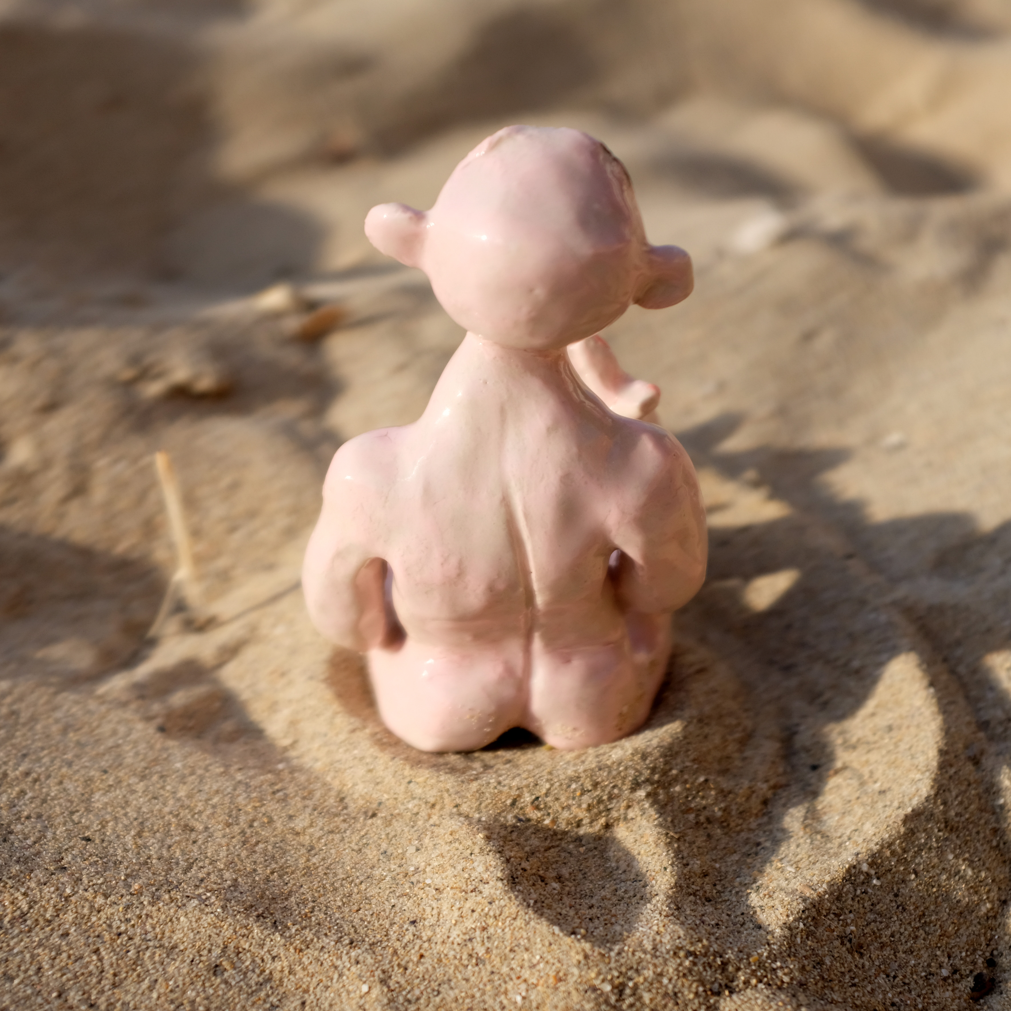 Ed (2022), glazed ceramics, 4,5 x 8cm