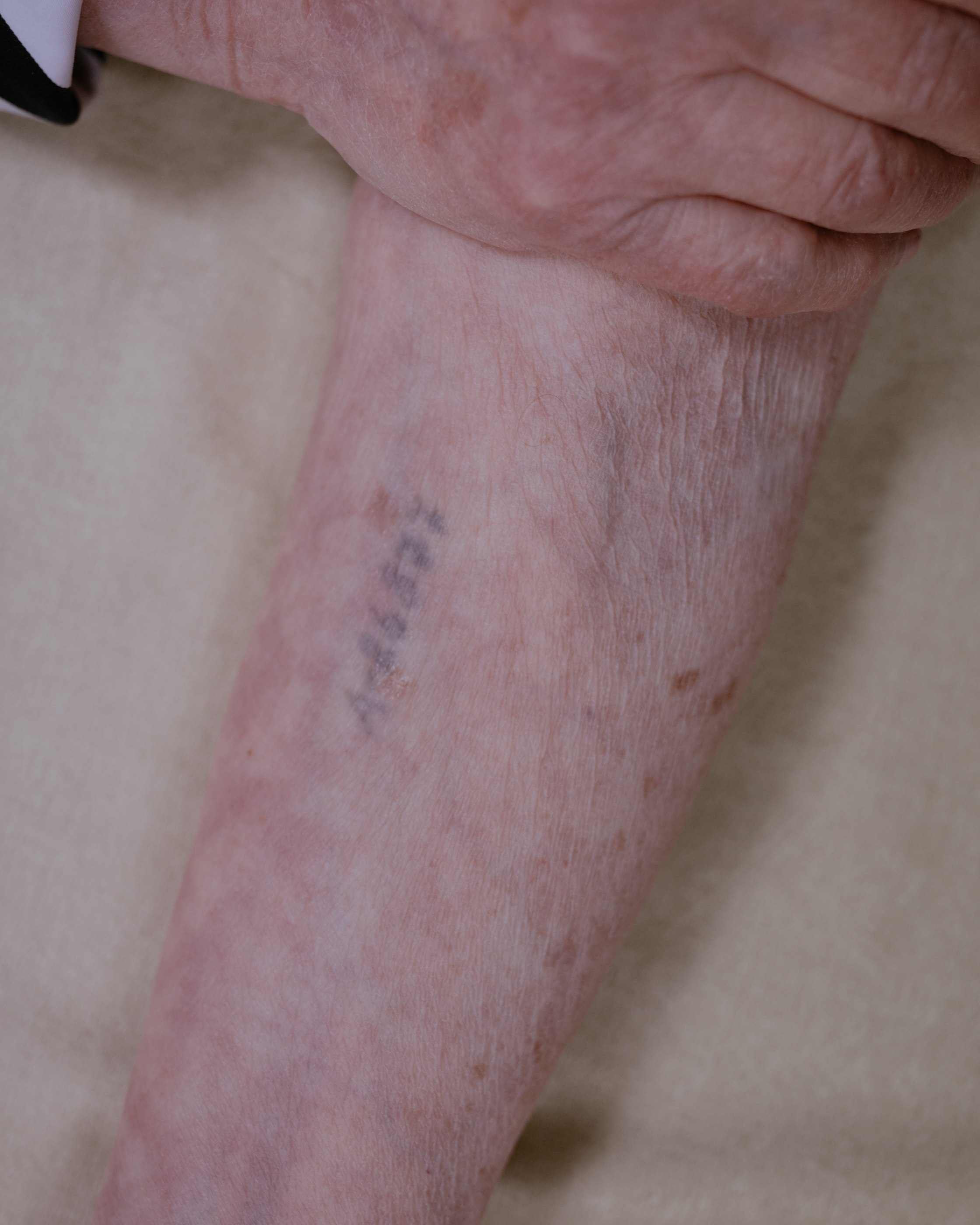KZ number on Eva Spezesi's forearm