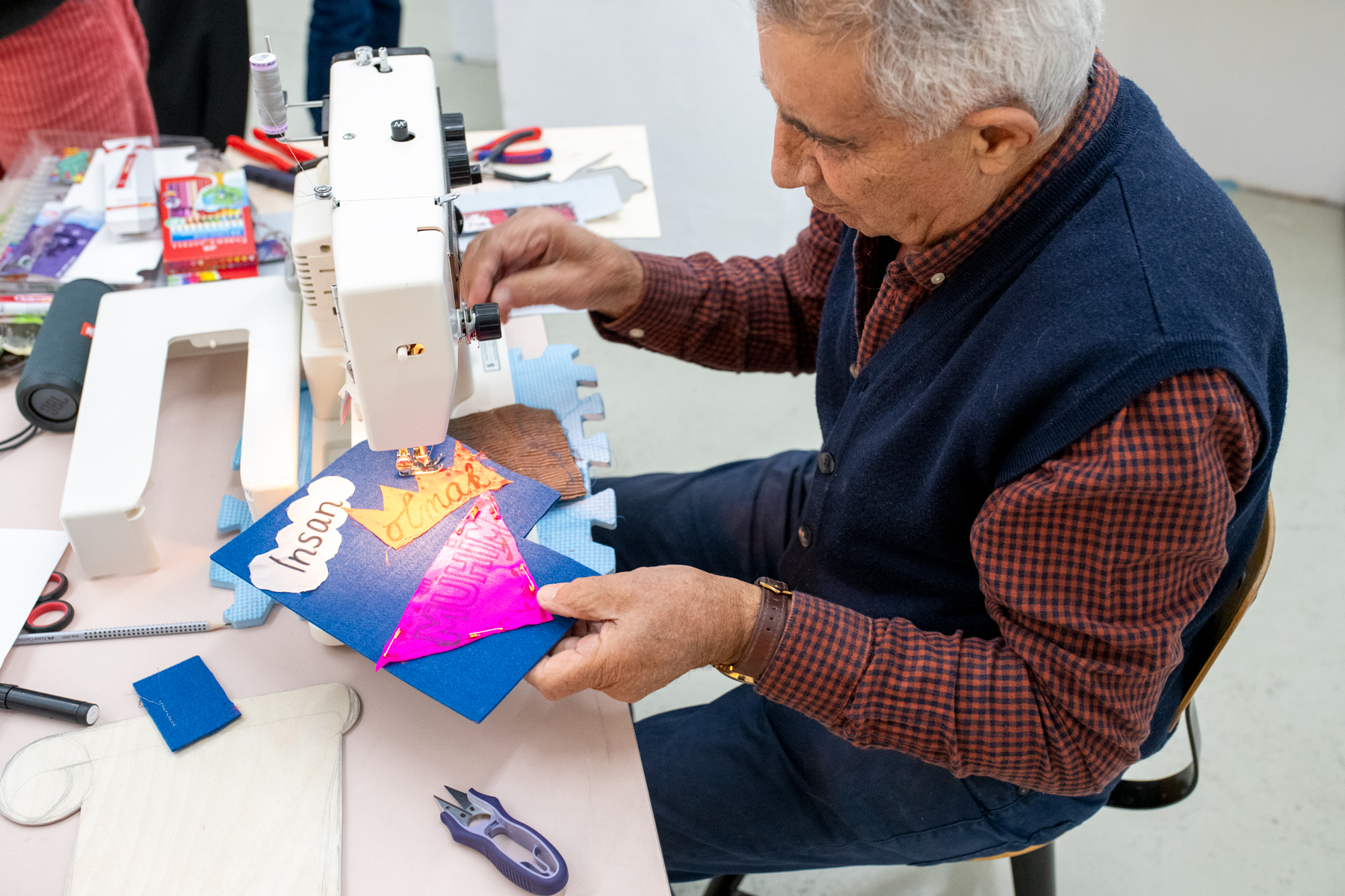 Mehmet "Schlosser" working on a piece in collaboration with his daughter, Elvin Turgut: 'INSAN OLMAK M&Uuml;HIM /MENSCH SEIN IST WICHTIG.' Image: Tom Hauzenberger.