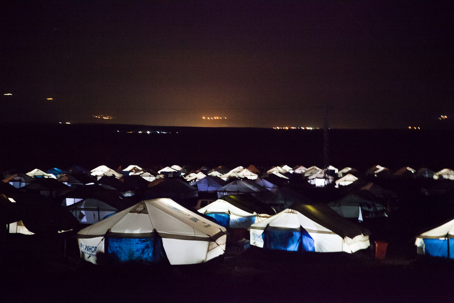 Newroz Camp, pr&egrave;s de Derik, Kurdistan syrien. Octobre 2014. L'administration autonome kurde, malgr&eacute; l'embargo qu'elle subit, a &eacute;t&eacute; la seule &agrave; venir au secours des Y&eacute;zidis alors que l'&eacute;tat islamique commen&ccedil;ait &agrave; les massacrer en Irak. Elle a construir pour les r&eacute;fugi&eacute;s un grand camp, o&ugrave; elle leur fournit s&eacute;curit&eacute;, abri et nourriture.