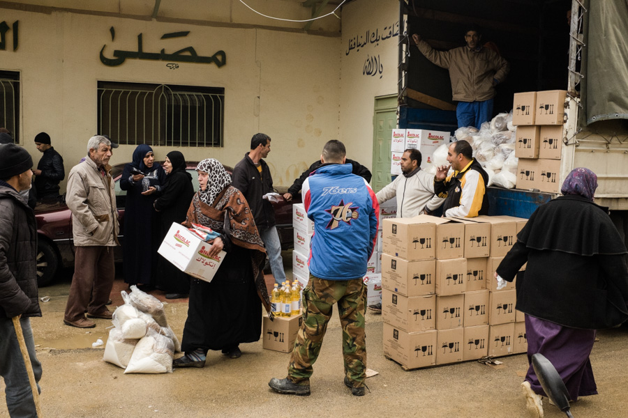 Beddawi Camp, tripoli, north lebanon. Distribution des colis alimentaires d'aide de l'unrwa. Cette aide, trimestrielle, est bien insuffisante pour aider toutes les familles dans le besoin, notamment &agrave; cause de l'afflux r&eacute;cent de r&eacute;fugi&eacute;s palestiniens de Syrie. 