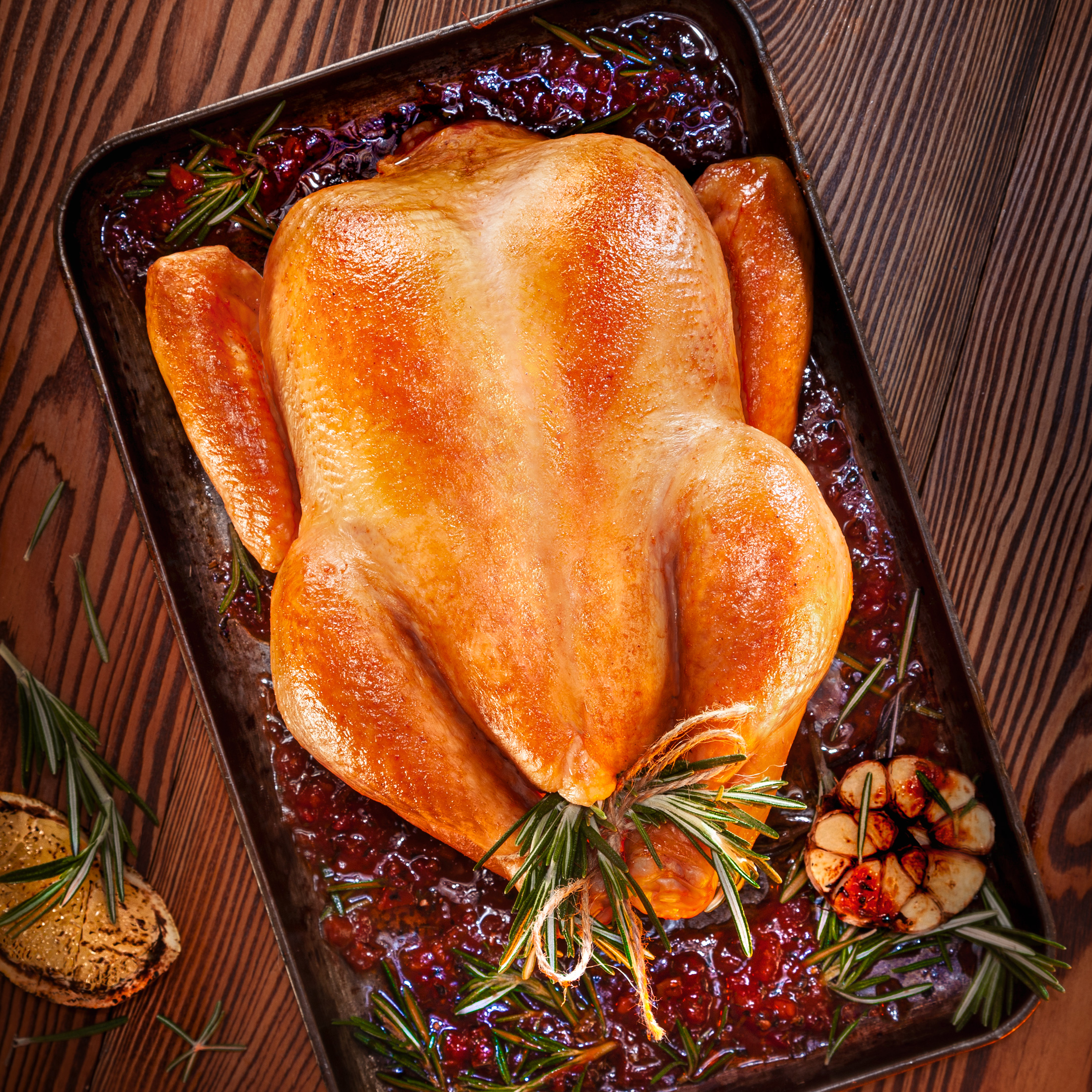 Фотосъемка курицы жареной для упаковки. Фотосъемка для упаковки мяса птицы производилась в фотостудии в Москве. Красивая жареная курица снята для упаковки.