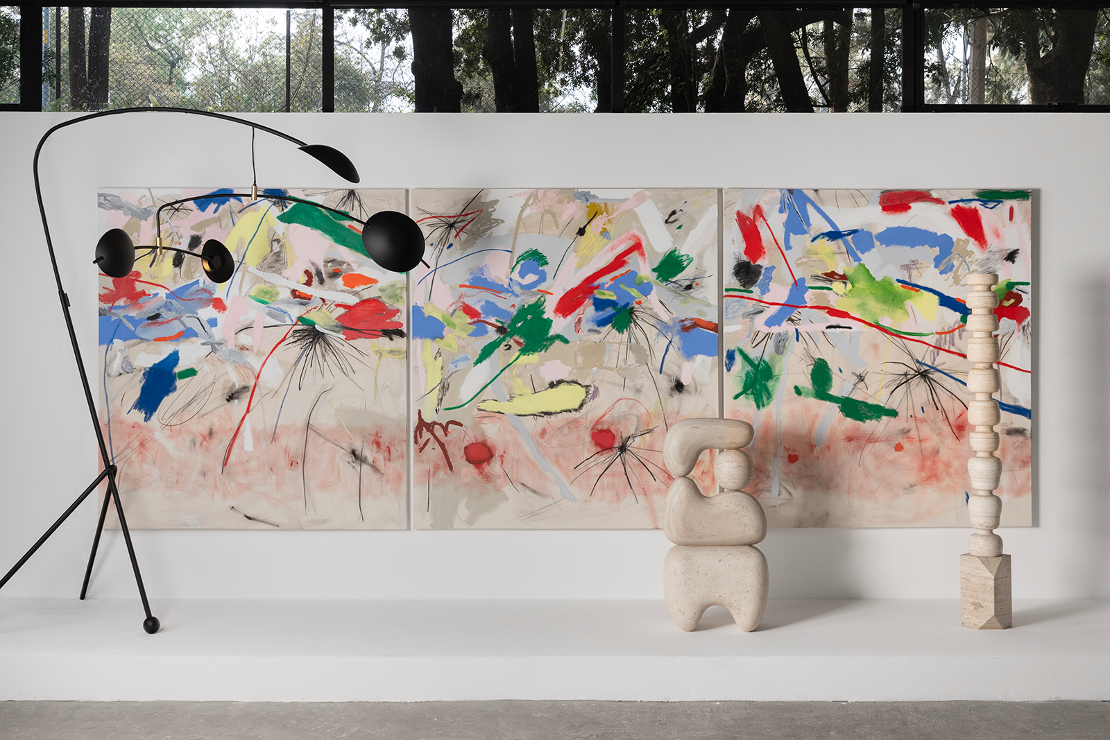 (Lamp and sculptures by Rebeca Cors).