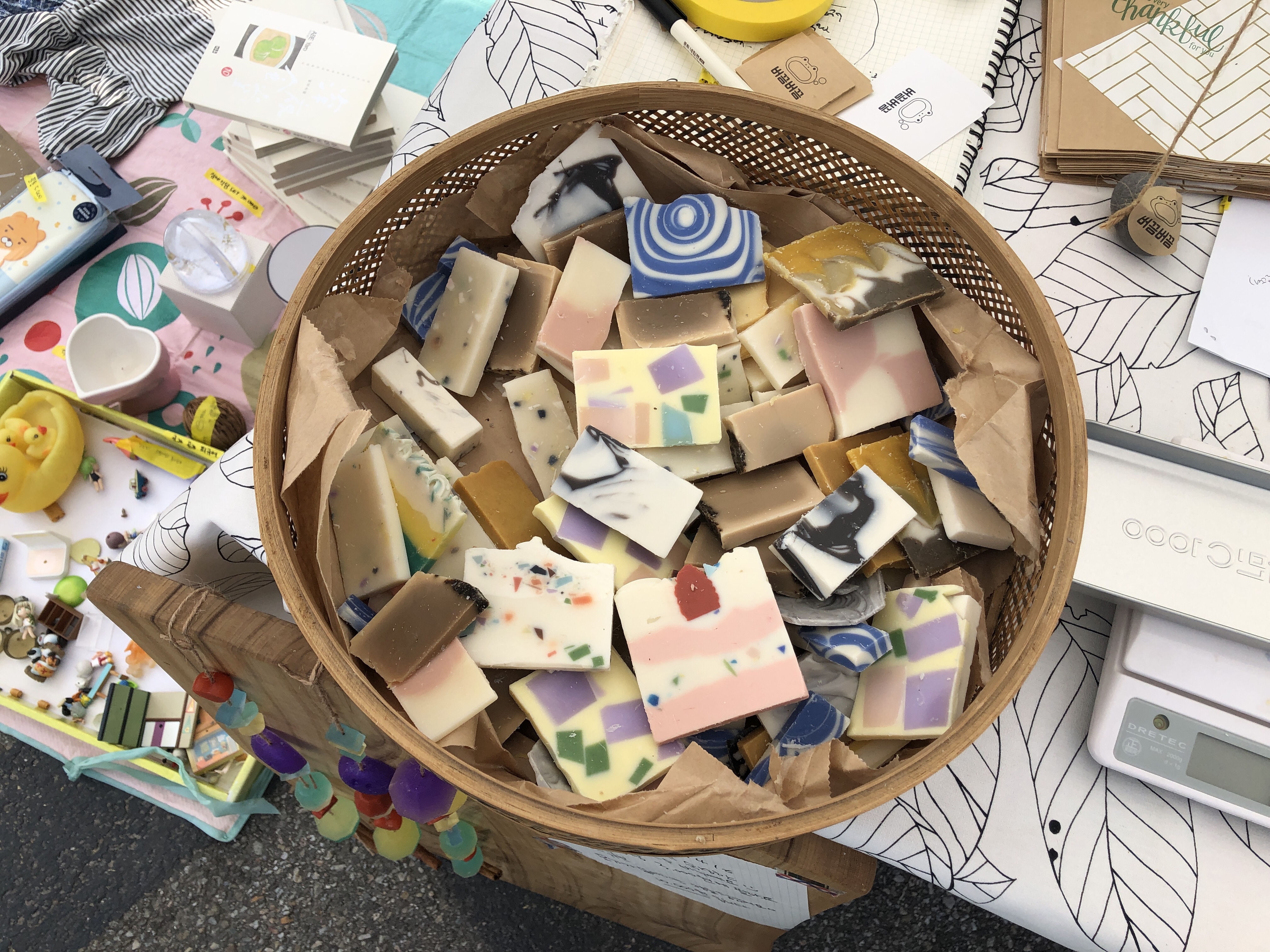 자투리 손수건으로 만든 가방, 갖가지 옷더미, 여행 사진들, 자투리 비누조각, 싹틔운 모종들, 직접 만든 피칸캔디, 자동차 보다 먼저 사라는 휠... 