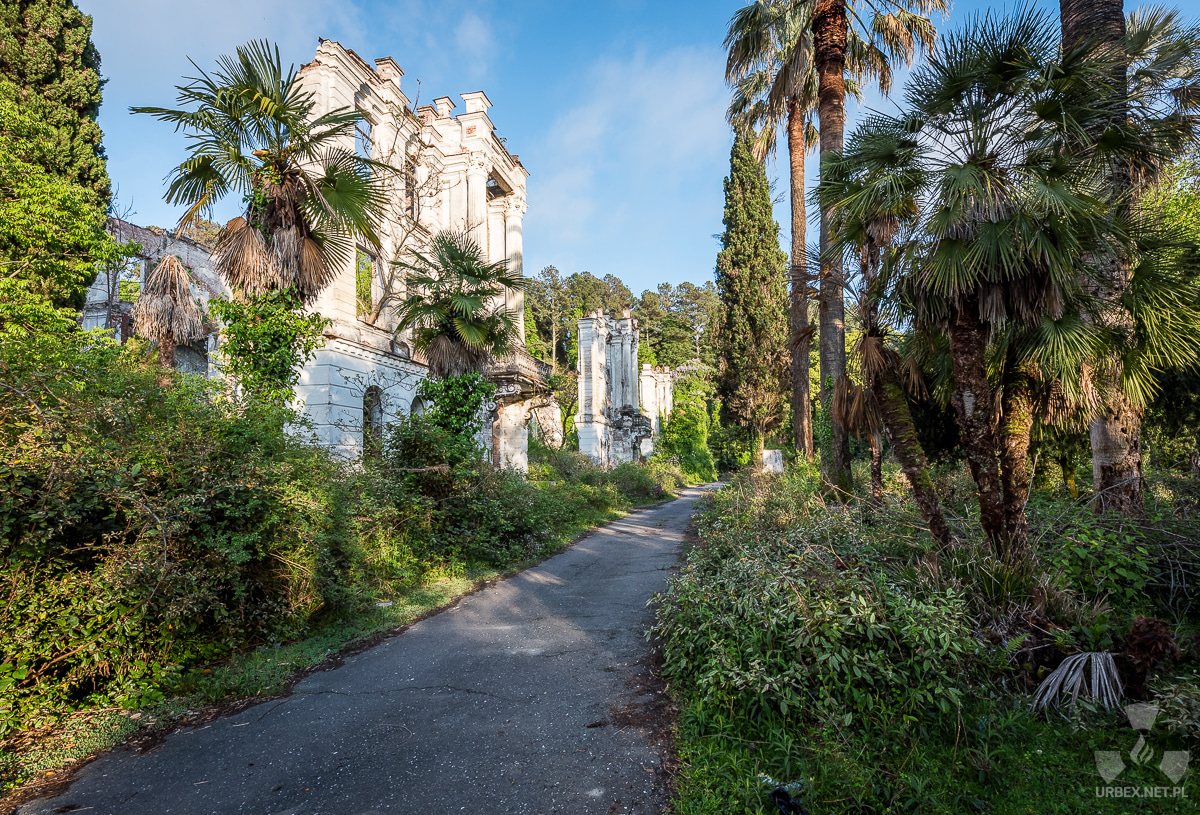 Il palazzo abbandonato del principe Smetsky in Abkhazia.  Secondo la leggenda, fu costruito per sua moglie, che aveva la tubercolosi.  Con le sue 365 stanze, potrebbe avere una stanza nuova ogni giorno