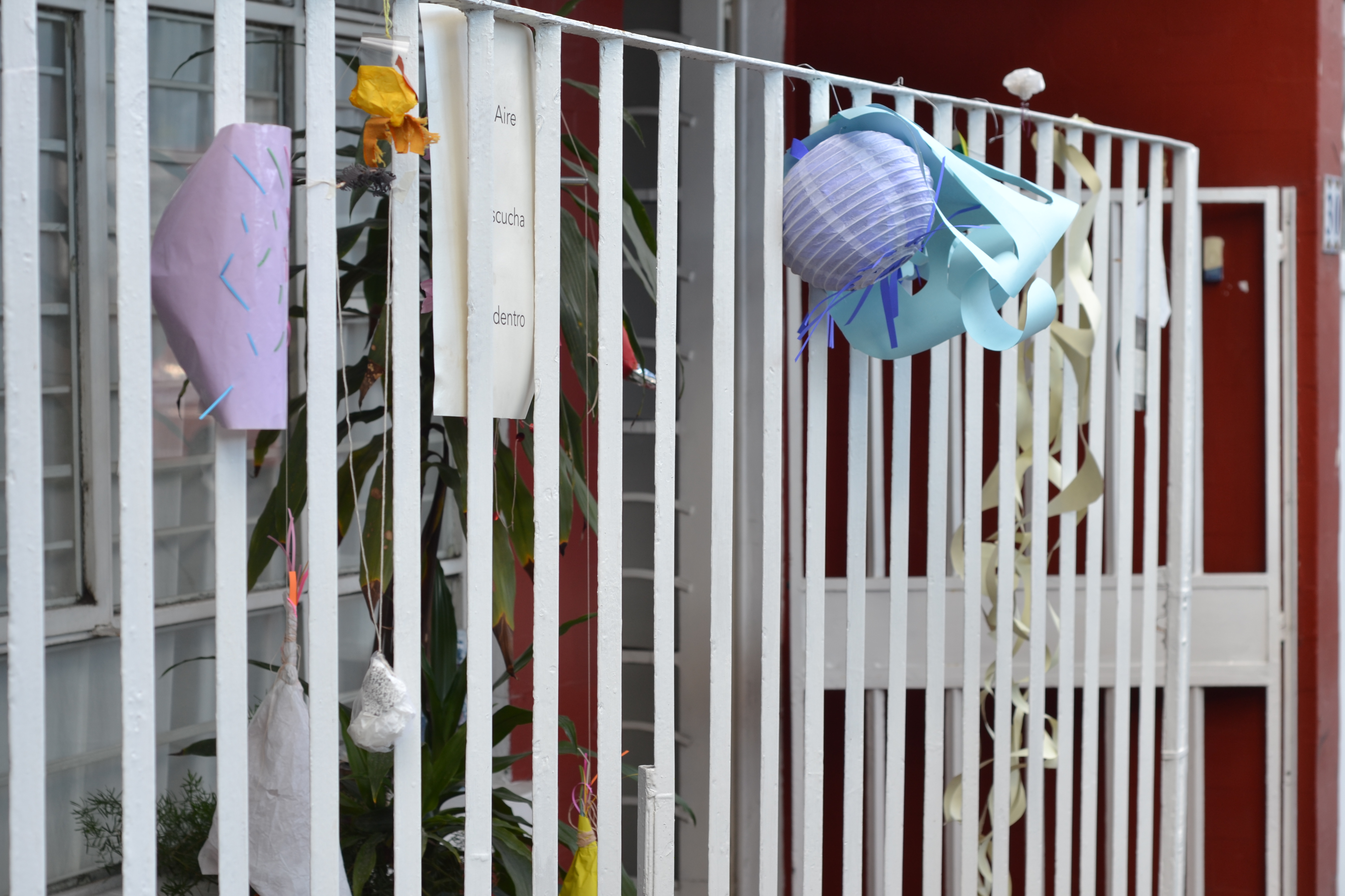 piezas expuestas en la fachada de Nadadores 30