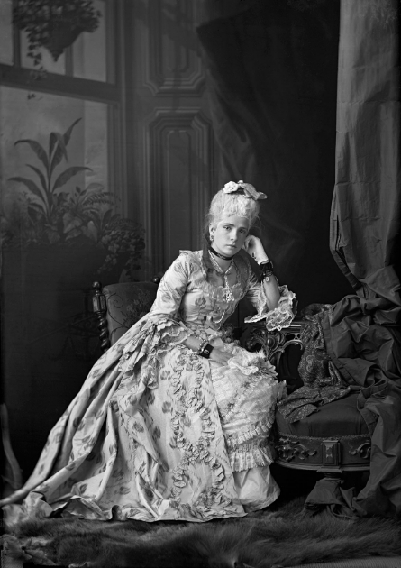 Studio Notman, Mlle M. Flora Rolland costumée, Montréal, 1873, Musée McCord, I-95411 Notman Studio, Miss M. Flora Rolland in costume, Montreal, 1873, McCord Museum, I-95411