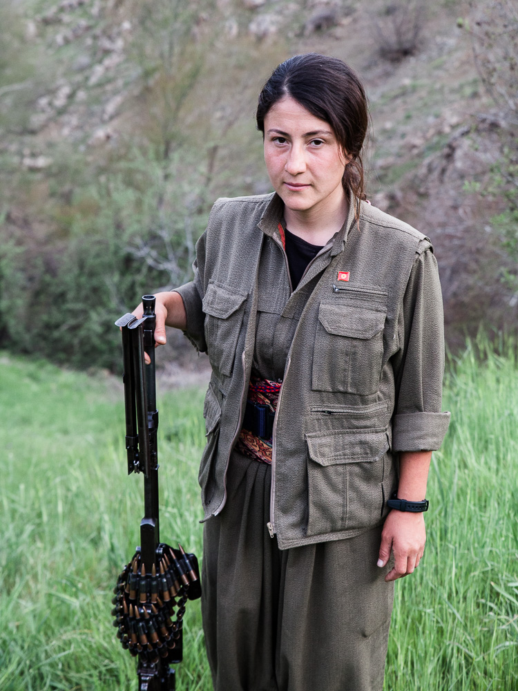 Qandil, kurdistan Les guerilleros viennent de toutes origines, mais tous adh&egrave;rent aux valeurs du PKK. On trouve aussi bien d'anciens &eacute;tudiants que des jeunes &eacute;chappant &agrave;lajustice dans leur pays d'origine. A leur entr&eacute;e dans la guerilla, ils prennent un nom de guerre.