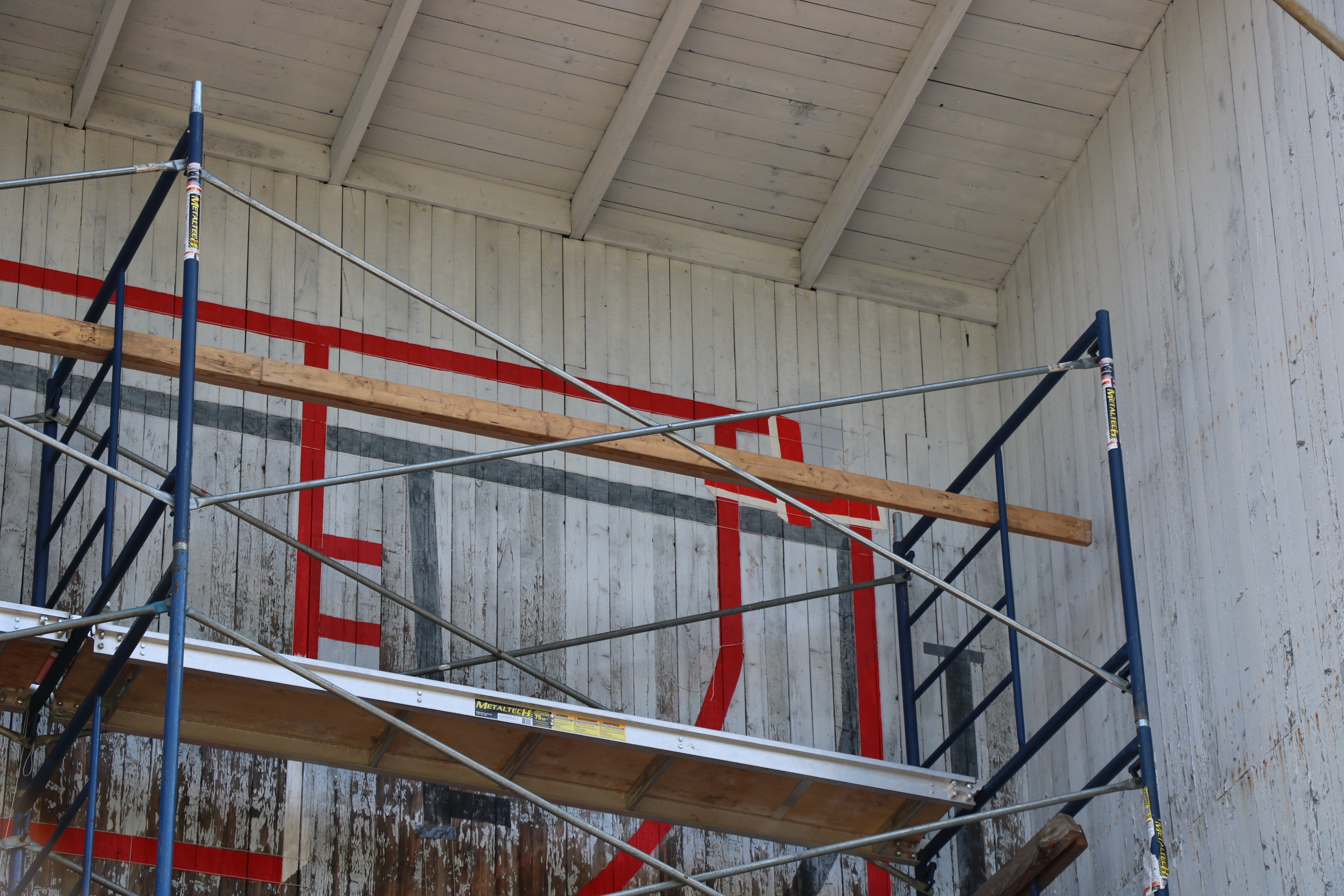 Depuis demain, une résidence de Nicolas Laverdière au terrain de Balle-au-mur, en collaboration avec Vrille art actuel, La Pocatière, 2023. © Galadriel Avon.