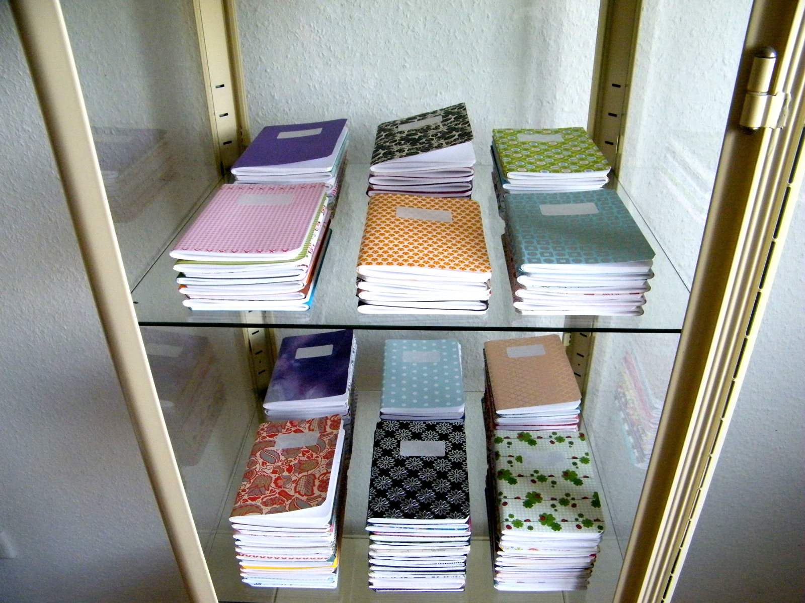 Elise Schaller, HOLD THE LINE, Installation mit 176 Notizheften,   2018-2019. Eine freihändig gezeichnete Graphitlinie durchzieht alle Seiten.  