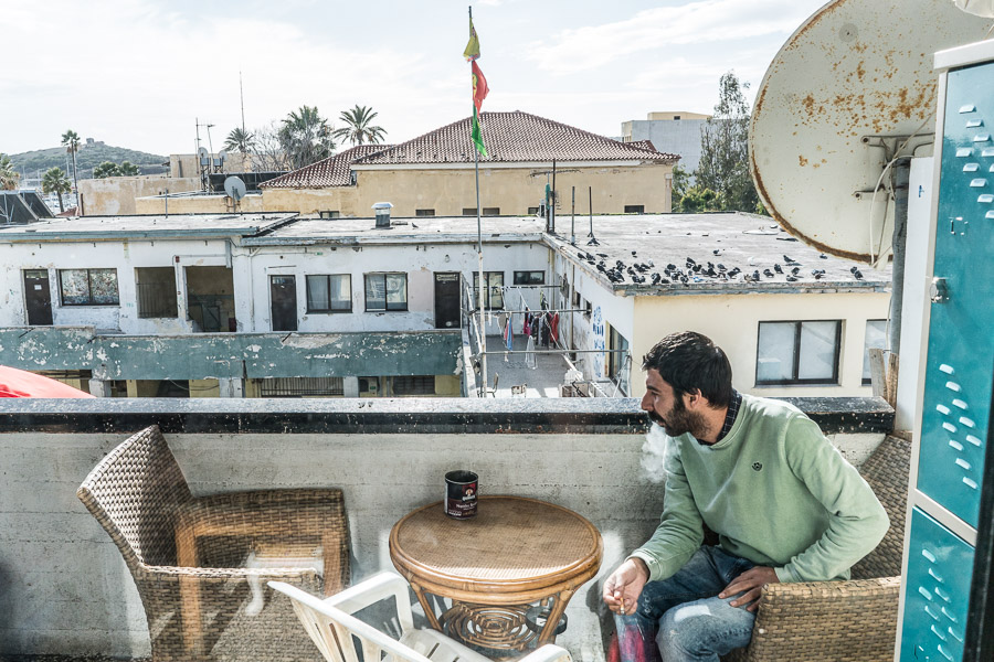 Hassan, jeune enseignant, &agrave; du litt&eacute;ralement quitter sa classe en courant pour &eacute;chapper &agrave; la police qui venait le chercher. Parce qu'il avait particip&eacute; &agrave; des manifestations, et soutenu le d&eacute;veloppement de la langue kurde, il encourait plusieurs ann&eacute;es de prison en Turquie.