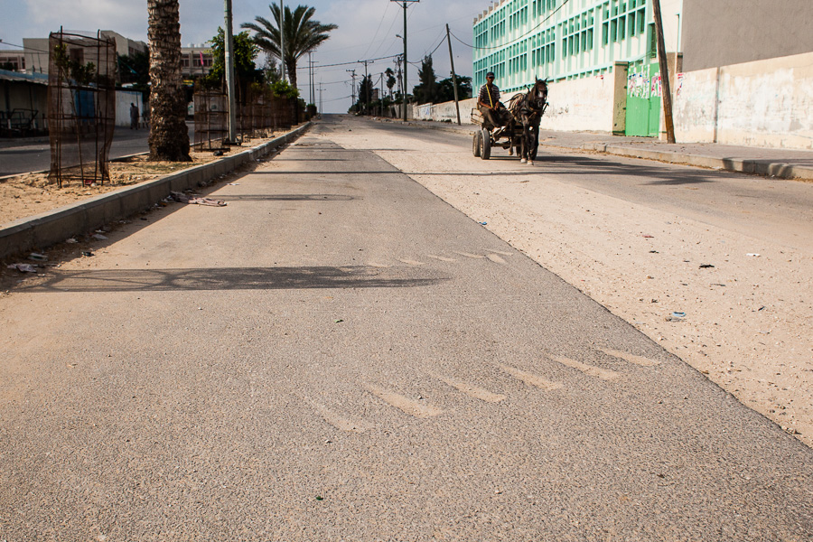 Beit Hanoun, juillet 2012. Un  peu plus loin, la route s'arr&ecirc;te pour laisser place &agrave; la buffer zone. Les traces de chenilles de tank rappellent les incursions isra&eacute;liennes pendant la guerre de 2008/2009. La route a &eacute;t&eacute; d&eacute;truire par les tanks isra&eacute;liens de mani&egrave;re irr&eacute;guli&egrave;re, la rendant difficile &agrave; r&eacute;parer.