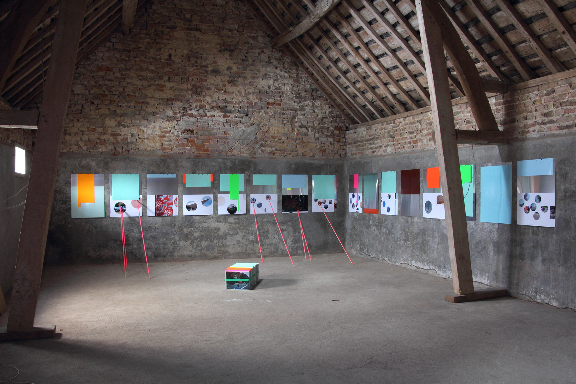 mille-feuilles #07, 2012, installation, photographies, papiers découpés, plexiglass dimensions variables vue de l’exposition Fouiller, Culture à la ferme, Beauquesne