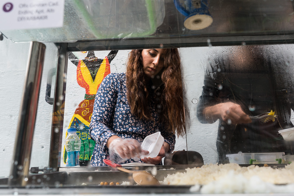 Diyarbakir, 2017. Mehtap Y&ouml;r&uuml;k est devenu c&eacute;l&egrave;bre localement. Institutrice dans un petit village, elle a &eacute;t&eacute; la 686e licenci&eacute;e au nom du d&eacute;cret KHK. Refusant de se laisser abattre, elle s'est mise &agrave; vendre du riz dans la rue. Son histoire a vite attir&eacute; une client&egrave;le venue la soutenir.