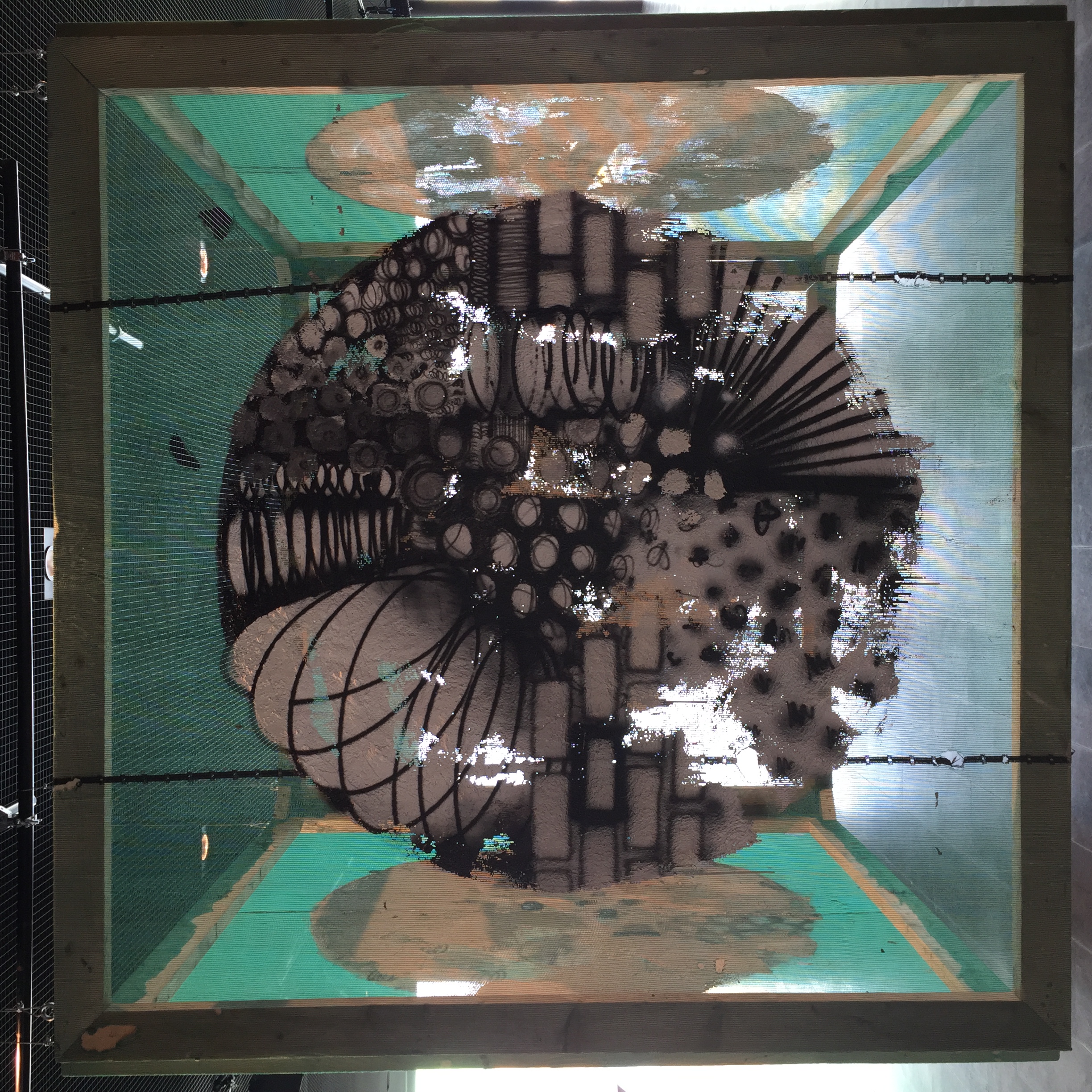 "Qomp&oacute;sisj&oacute;n" - 200x200cm - Concrete, spray-paint and house-paint on scaffolding net and cement mold wood - 2017.