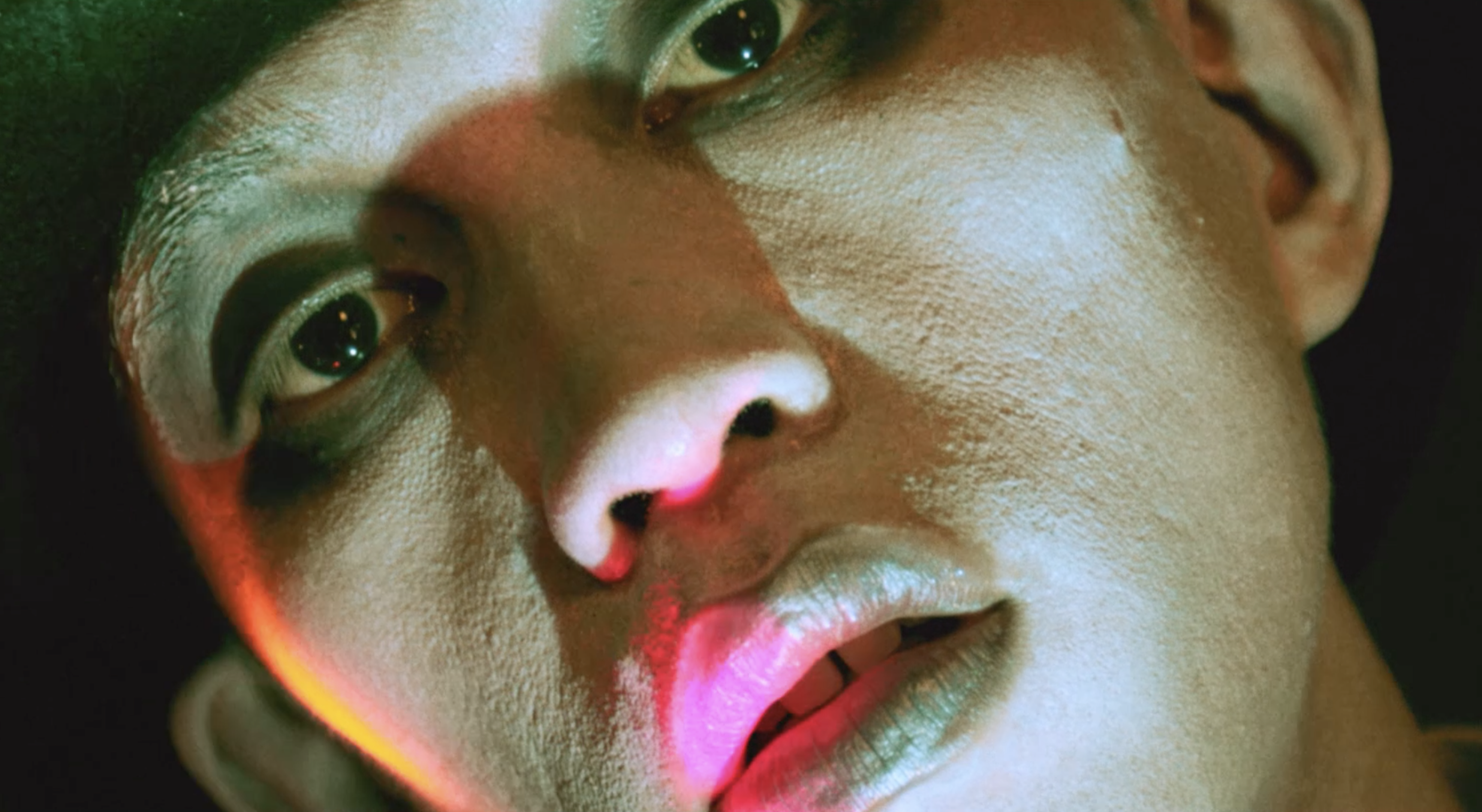 昏鴉 “像幽浮像鬼或我們不懂的酪梨”