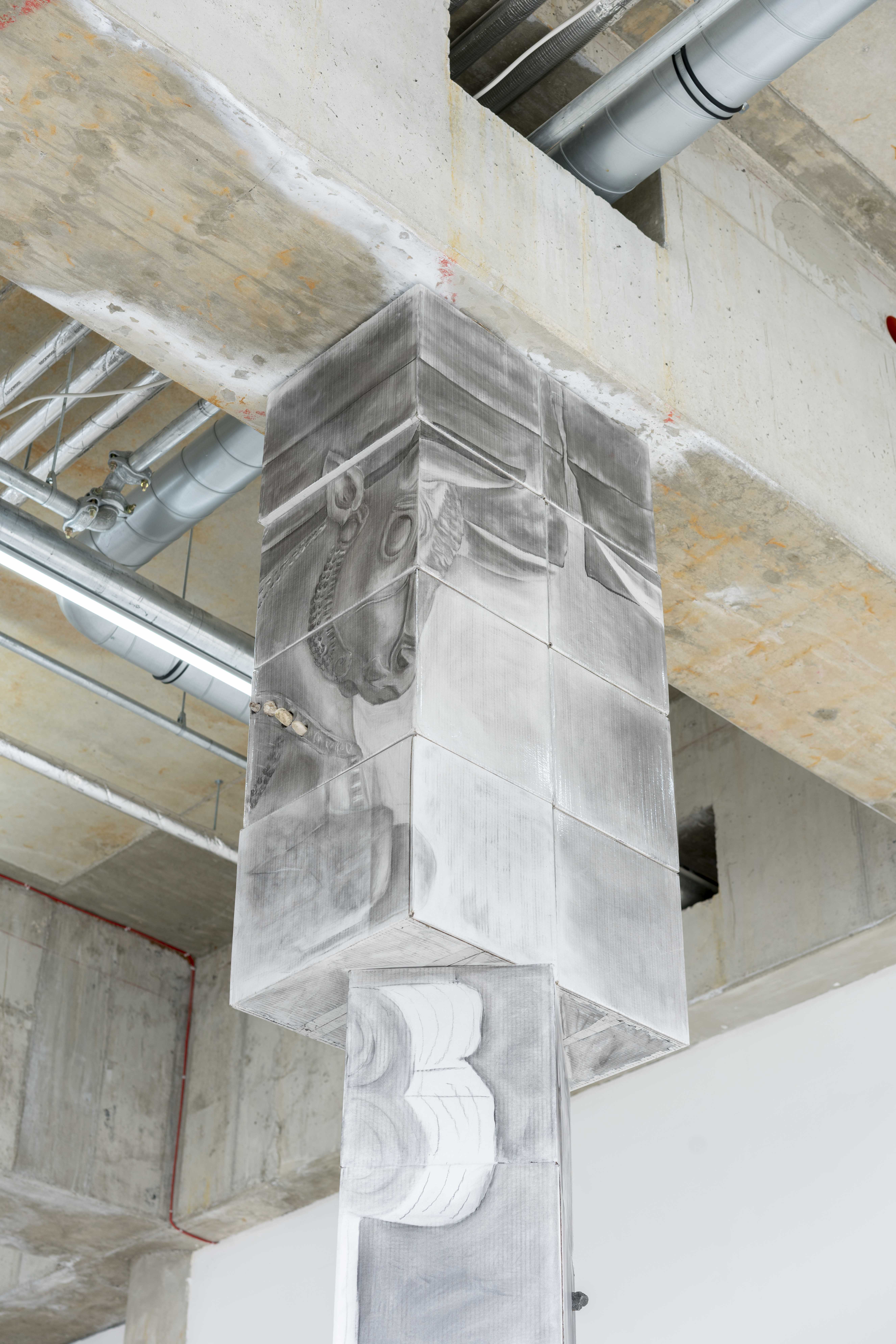 Daewoong Kim die Säule, 2024 Kartons, Klebeband, Kohle, Stein Cardboard boxes, adhesive tape, charcoal, stone
