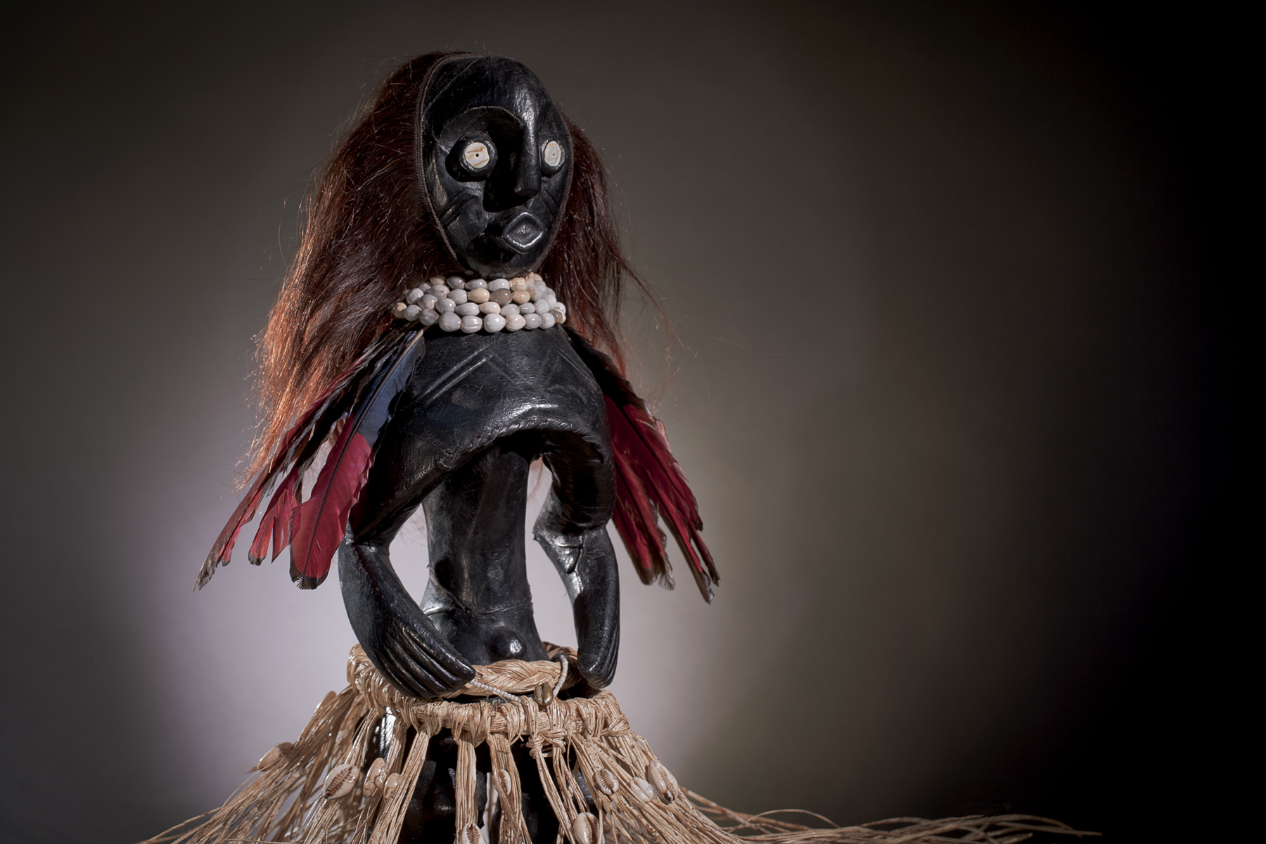 Eric Bottero, MAWU-LISA (m&acirc;le et femelle), Sculptures de bois, gain&eacute;es de cuir et rehauss&eacute;es d'accessoires sacr&eacute;s et symboliques. 2017 B&eacute;nin.