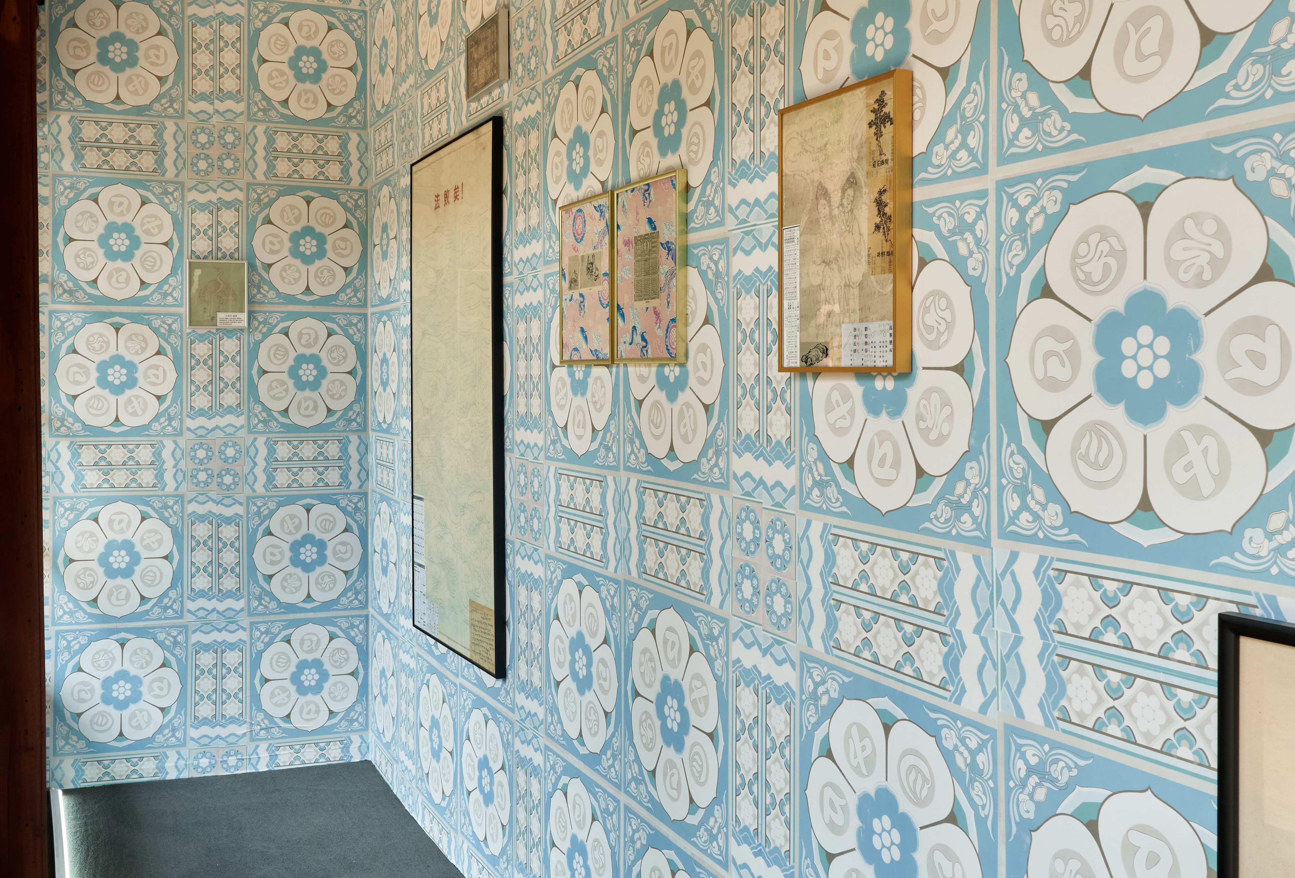 장엄연습 Practice for Decorating a Shrine / 2025 / printed Dan-cheong paper, cotton cloth, aluminium frames / 245x539cm (detail)