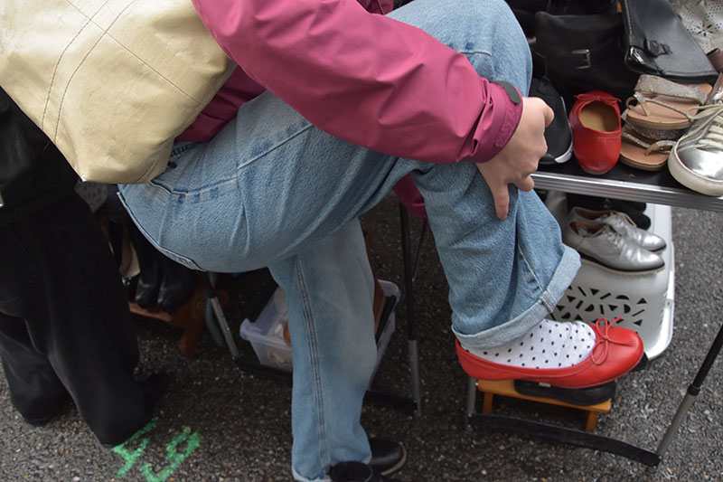 Fleissig probieren wir uns durch die St&auml;nde, Seite an Seite mit Gleichgesinnten. Und schon der n&auml;chste Fund: &bdquo;Passt der Schuh, Cinderella?&ldquo; 