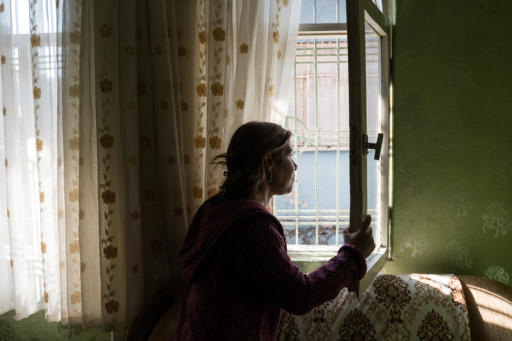 Diyarbakir, 2017. Les cons&eacute;quences de la r&eacute;pression. Originaire de Batman, &ldquo;Dilan&rdquo; pr&eacute;f&egrave;re ne pas donner son vrai pr&eacute;nom. A 35 ans, elle &eacute;l&egrave;ve seule deux filles de 14 ans et 17 ans. Suite au d&eacute;c&egrave;s de sa m&egrave;re et au remariage de son p&egrave;re, la jeune femme a &eacute;t&eacute; mari&eacute;e contre gr&eacute; &agrave; un homme qui ensuite la battait r&eacute;guli&egrave;rement. Sa famille refusant le divorce, synonyme de honte, elle a fini par s&rsquo;enfuir en emmenant avec elle ses deux filles. Juste avant son d&eacute;part, une autre femme s&rsquo;est suicid&eacute;e pour des raisons similaires. Arriv&eacute;e en 2006 &agrave; Diyarbakir, elle a d&rsquo;abord encha&icirc;n&eacute; les emplois pr&eacute;caires, avant de tomber malade, et que sa tension trop &eacute;lev&eacute;e l&rsquo;emp&ecirc;che de travailler. &ldquo;Ma famille a coup&eacute; les ponts avec moi, il n&rsquo;y a que Samarsik qui m&rsquo;aidait. Quand nous avons vu que l&rsquo;association avait ferm&eacute;, nous &eacute;tions d&eacute;sesp&eacute;r&eacute;s&rdquo;.  L&rsquo;association la soutenait depuis pr&egrave;s de 10 ans. Avec Sarmasik, elle a d&rsquo;abord pu travailler dans une coop&eacute;rative de femmes, &agrave; pr&eacute;parer des repas, avant que ses probl&egrave;mes de sant&eacute; ne l&rsquo;emp&ecirc;chent de travailler r&eacute;guli&egrave;rement. Depuis 5 mois que l&rsquo;association a &eacute;t&eacute; ferm&eacute;e par l'administrateur d'&eacute;tat ayant remplac&eacute; les deux co-maires de Diyarbakir emprisonn&eacute;s, elle ne re&ccedil;oit plus d&rsquo;aides. Elle a donc du trouver un moyen de subvenir aux besoins de sa famille, en vendant du cigk&ouml;fte qu&rsquo;elle fait chez elle. Mais dans son &eacute;tat, le travail lui occasionne une souffrance quotidienne, allant jusqu&rsquo;&agrave; la paralysie de certains doigts. Malgr&eacute; cela, elle n&rsquo;a pas le choix et de toute fa&ccedil;on le march&eacute; du travail est satur&eacute;, des milliers de personnes sont au ch&ocirc;mage. Ce qu&rsquo;elle gagne suffit &agrave; peine &agrave; couvrir le loyer (350TL + 220TL de charges). Elle accumule les dettes chez les commer&ccedil;ants du quartier. Pendant l&rsquo;hiver, son propri&eacute;taire, qui loge dans le m&ecirc;me b&acirc;timent, a pay&eacute; l&rsquo;&eacute;lectricit&eacute;, mais il lui r&eacute;clame maintenant le remboursement des factures. Ses deux filles avaient l&rsquo;habitude partir en colonie de vacances avec Sarmasik, elles n&rsquo;ont pas pu. Leurs aides pour acheter les fournitures, des v&ecirc;tements ont &eacute;t&eacute; coup&eacute;es.Malheureusement, le cas de &laquo;&nbsp;Dilan&nbsp;&raquo; n'est qu'un parmi des milliers d'autres. Le 22 novembre 2016, comme &agrave; leur habitude, les femmes de l&rsquo;association Sarmasik se sont retrouv&eacute;es devant le petit b&acirc;timent &agrave; un &eacute;tage situ&eacute; dans le quartier de Kayapinar, o&ugrave; l&rsquo;association distribue des repas aux d&eacute;munis, et organise des activit&eacute;s pour les familles qu&rsquo;elle soutient. Quelle ne fut pas leur surprise de trouver la porte close. Au nom de l&rsquo;&eacute;tat d&rsquo;urgence, les fonctionnaires appoint&eacute;s par l&rsquo;&eacute;tat pour remplacer la mairie de Diyarbakir ont d&eacute;cid&eacute; la fermeture de la structure. Pourtant, celle-ci, fond&eacute;e en 2005, venait en aide &agrave; environ 5000 familles d&eacute;munies - soit environ 35 000 personnes, en distribuant des repas, en organisant des activit&eacute;s sociales et en soutenant la scolarit&eacute; de dizaines d&rsquo;enfants avec des bourses pour les v&ecirc;tements et les fournitures et du soutien scolaire.