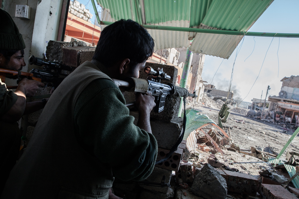 Sinjar, décembre 2014. Dans les villes, on se bat quartier. La guerre urbaine est le théâtre privilégié des snipers, difficiles à repérer et qui peuvent bloquer l'avancée des forces kurdes.