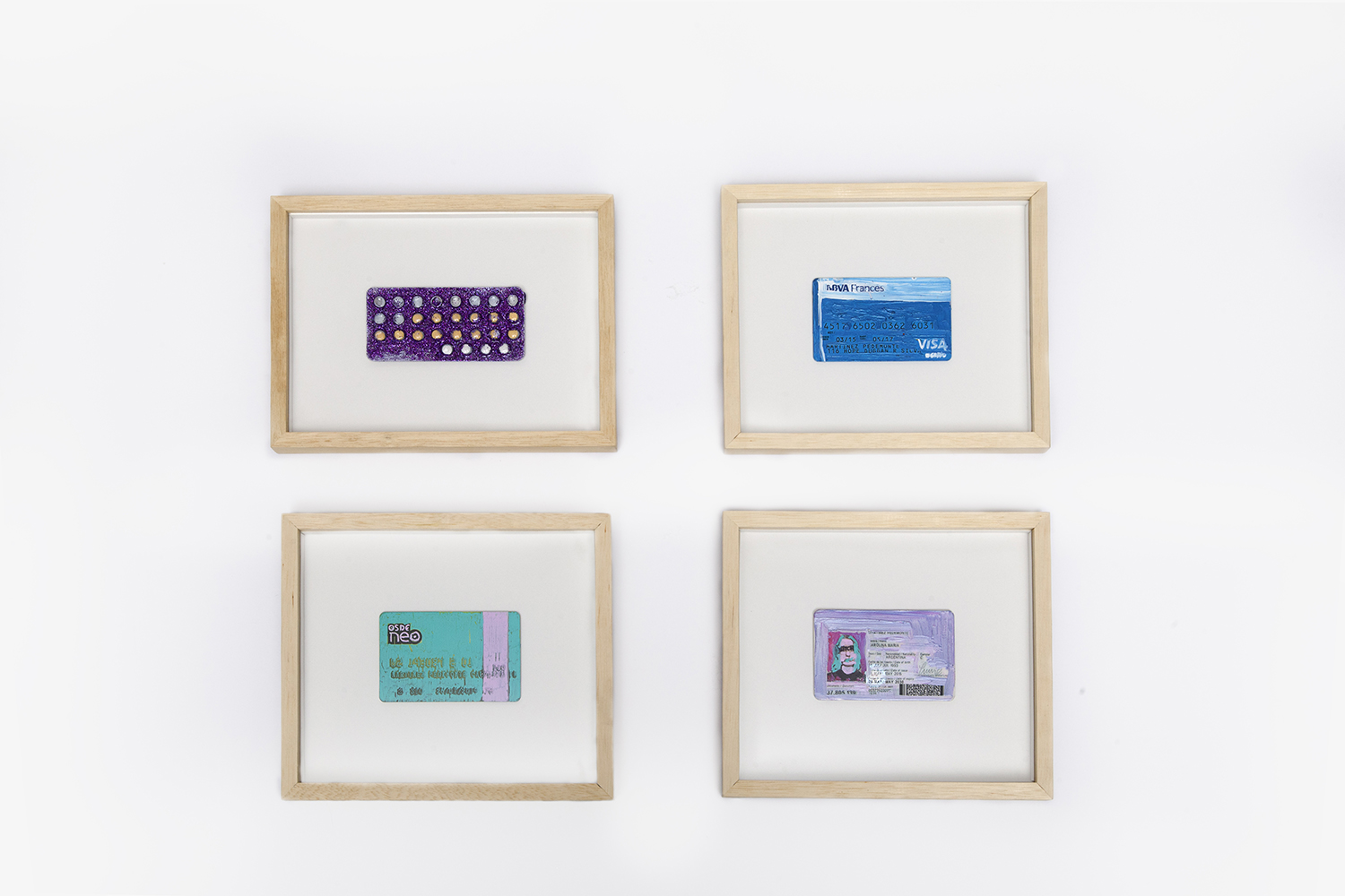 DNI-bbva-osde 310-pastillas (autorretrato), acrílico y brillantina sobre dni-bbva-osde 310-pastillas, 40 x 50 x 2 cm, 2016. Colección Torcuato González Agote
