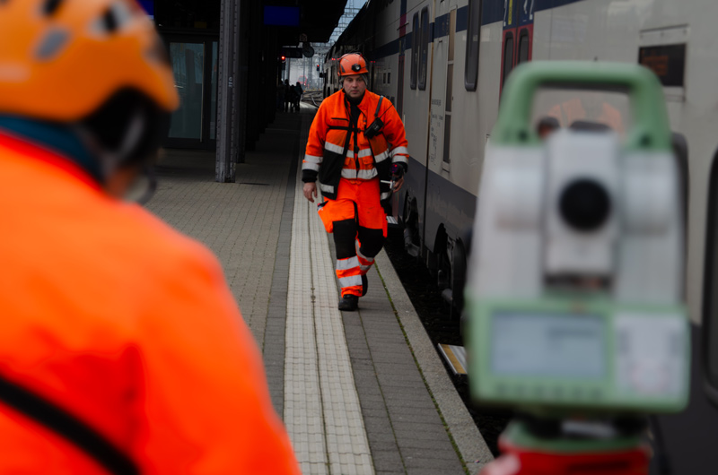 Der Urner Geomatiker Martin Bissig arbeitet normalerweise im Gotthard. An diesem Morgen hilft er in Rapperswil aus.