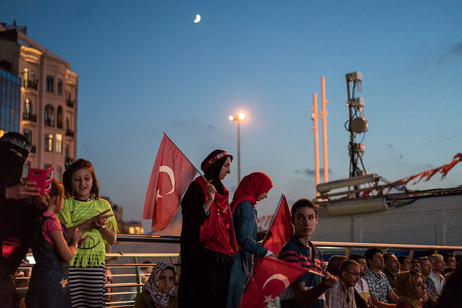 Meeting pour la d&eacute;mocratie et les martyrs, rediffusion place Taksim.
