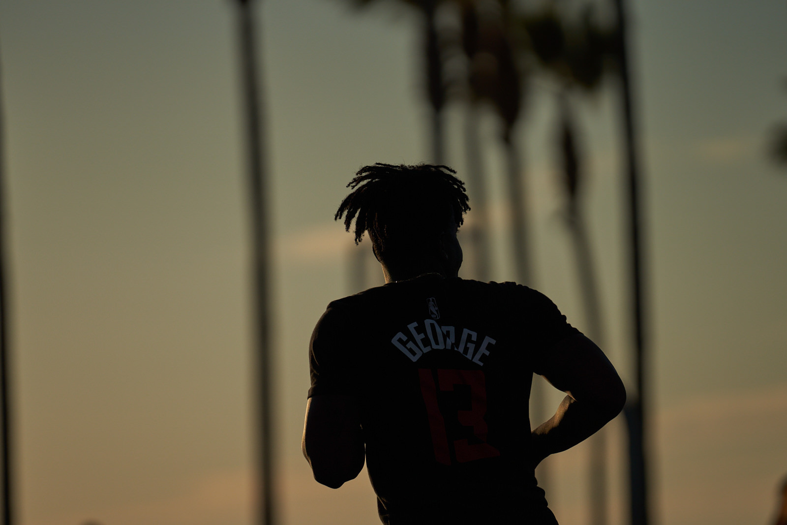Gegenlichtaufnahmen von Menschen am Venice-Beach. Basketball, Abendstimmung