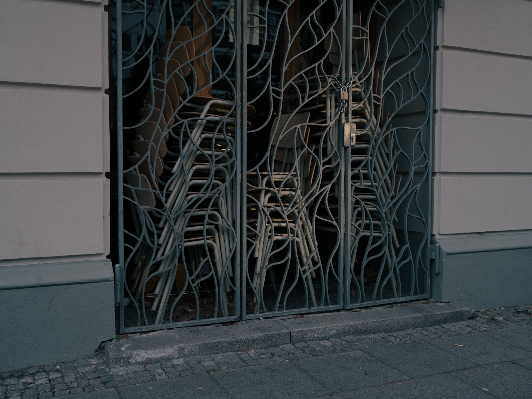 "We lacked realistic measures from the state. It's not only about operating costs, but also about staff," tell Laurence Hebel (36) and Peter Bock (34), who had to close their restaurant Delibon in Cologne for good in September 2020. "The levies are enormous and we couldn't save enough over the good summer months". - 15.01.2021