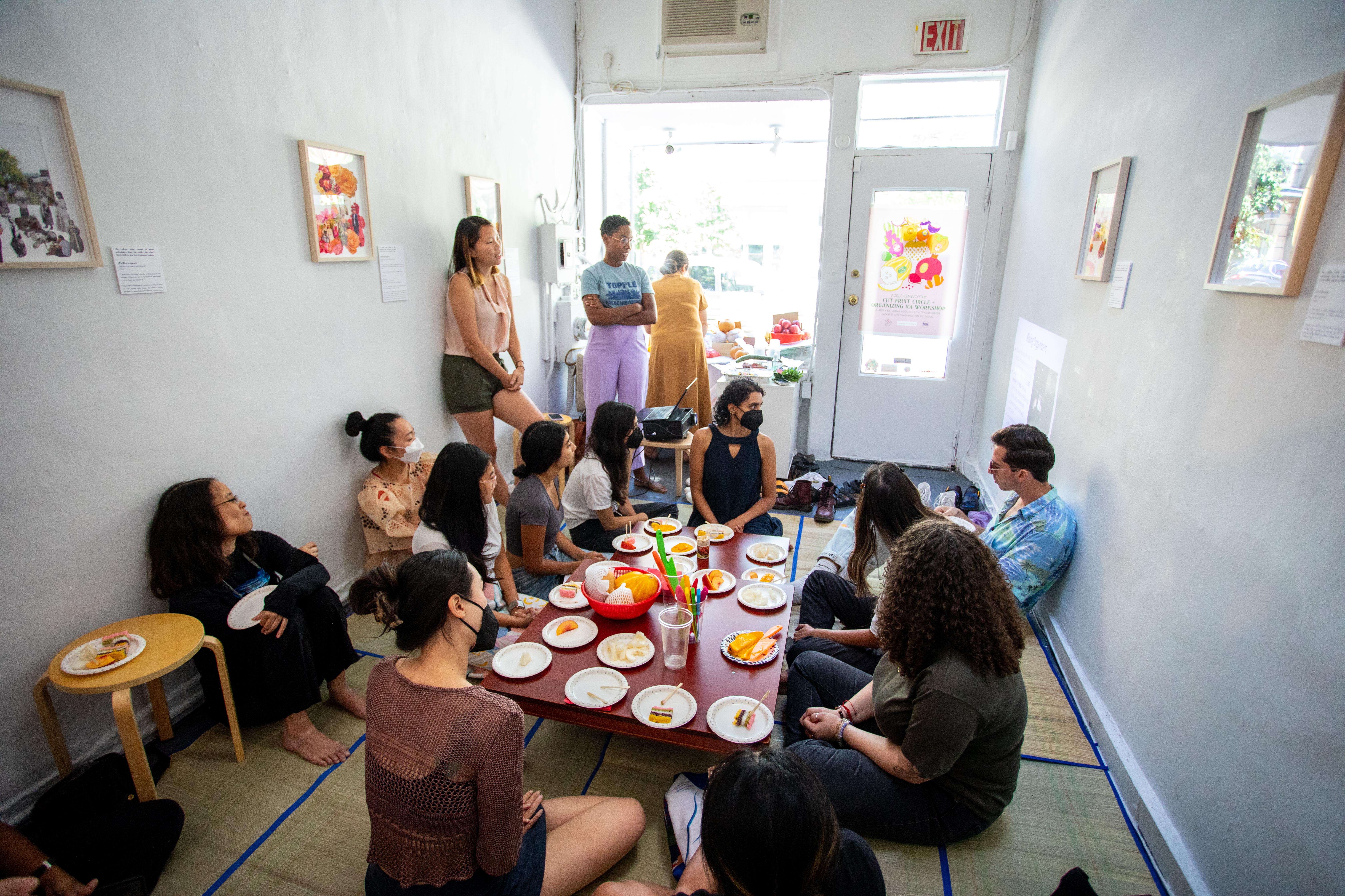 cut fruit circle+organizing 101 workshop: photo by mariah miranda/transformer gallery