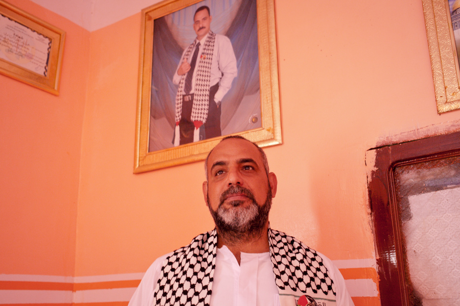 Eid Fadel al Namouly est un des fils de l'ancien chef du village. Il est né à Gezeret Fadel. Son frère est le maire. Lui même est responsable de la communauté des réfugiés, il conserve dans un coffre les documents de circulation des habitants du village, ainsi que les objets précieux liés à la mémoire. Il est en lien étroit avec l'ambassade palestinienne. Aux dires d'un habitant, il distribue les aides mensuelles accordées par l'ambassade. Ce statut lui vaut le respect du village.e circulation des habitants du village, ainsi que les objets précieux liés à la mémoire. Il est en lien étroit avec l'ambassade palestinienne. Aux dires d'un habitant, il distribue les aides mensuelles accordées par l'ambassade. Ce statut lui vaut le respect du village.