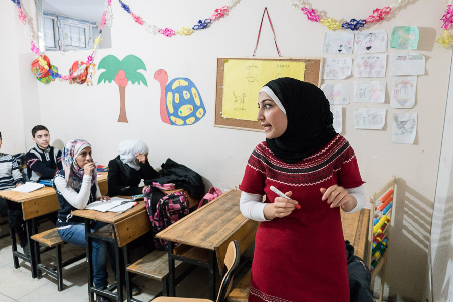 Istanbul, quartier de Bayramtepe. Silman est prof de turc. Kurde originaire d'Afrin Syrie, elle avait d&eacute;j&agrave; commenc&eacute; &agrave; &eacute;tudier l'&eacute;conomie en Turquie quand la guerre a commenc&eacute;. Aujourd'hui, elle donne des cours dans une &eacute;cole priv&eacute;e qui a ouvert pour accueillir les enfants de r&eacute;fugi&eacute;s dans le quartier de Bayramtepe. DAns cete &eacute;cole, ils apprennent l'arabe, le turc, les maths...